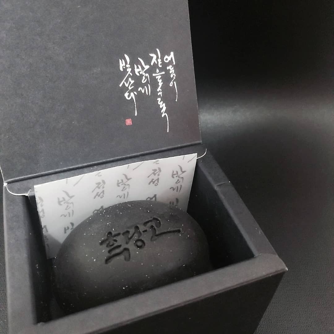  “#광고 흑당고 60초 고체팩🖤 개운함과 촉촉함 두가지를 동시에! 풍부한 진액 고체팩 모공 청소까지 해주면서 촉촉함 까지 더해주니 지친 피부가 정말…”