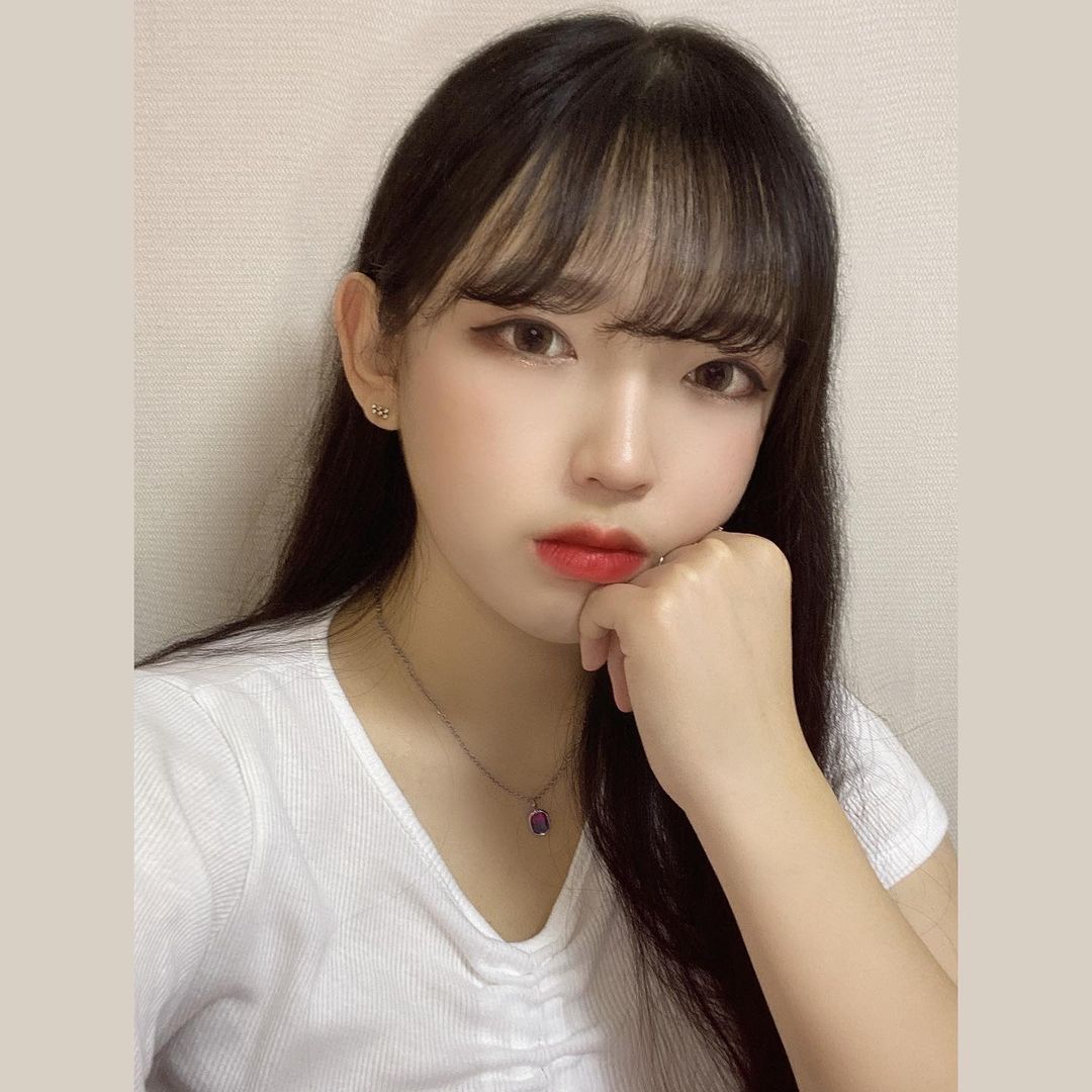  “비와서 머리가 난리나따..🙎🏻‍♀️ - 처음게시한 에이프릴 초슬림쿠션🌝 매트한거같기도하면서 적당히 뽀송해서 블러처리 한거 같음 🤭 무너져도 티안나고 자연스럽게 톤업되는 느낌이라 맘에들었는데 !! 무엇보다 연보라색 패키지가 너무너무 예뻤따..💜…”