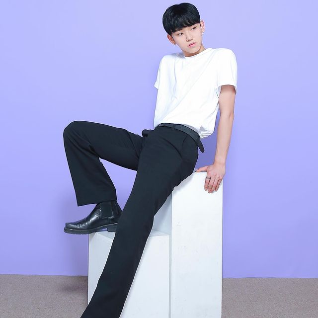 송리단길에위치한 포토위크 사진관에서 새롭게 업데이트된 비비드컬러의 ‘퍼플’ 컬러웨이 셀프사진찍고왔어요! 사진관분위기도좋고 이렇게 컨셉이 많은 사진관은 처음이에요! 무엇보다 직원분이 친절하시고 보정도 너무 잘해줘서 사진대만족입니다 ㅎㅎ
