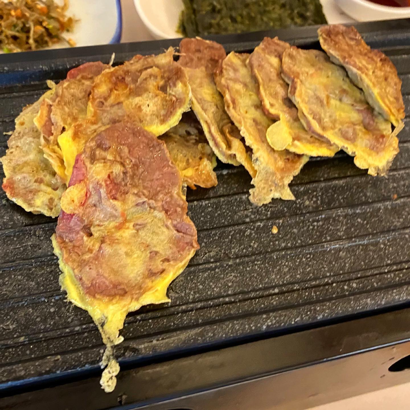 나주 미미원 

백종원 3대천왕에 나왔던 육전집!!

한달전에 포스팅할 생각이 없이 사진을 대충 찍었는데 너무 맛집이라 기록하고싶어 올린다😭😭(미친듯이 후회중..)

육전이 이렇게 맛있을수가있나 감탄했던곳.!! 

주문을 하면 눈앞에서 사진처럼 슥슥 구워주신다!! 
진짜 입에서 살살녹는다는 표현이 어울리는맛.. 
계란물을 입혀 고소하고 소고기의 감칠맛도 나면서 😭😭광고아닙니다😭😭😭지금도 생각하면 침이 주륵..

새우전도 먹었는데 새우가 진짜 크고 실했다!!! 맛도 설탕넣은듯이 단맛이 느껴지고 감칠맛도 미쵸..!

너무너무 만족했던 곳!! 솥밥도 시키면 반찬들도 오고 묵은지도 온다! 

가격은 조금 있었지만 그래도 후회는 없는 맛! 백종원 스앵님은 옳으셨다.!!

#미미원 #광주 #전라도 #전라도여행 #전라도맛집 #전라도육전 #광주육전 #미미원육전 #육전맛집 #전라도맛집추천 #맛집추천 #좋반