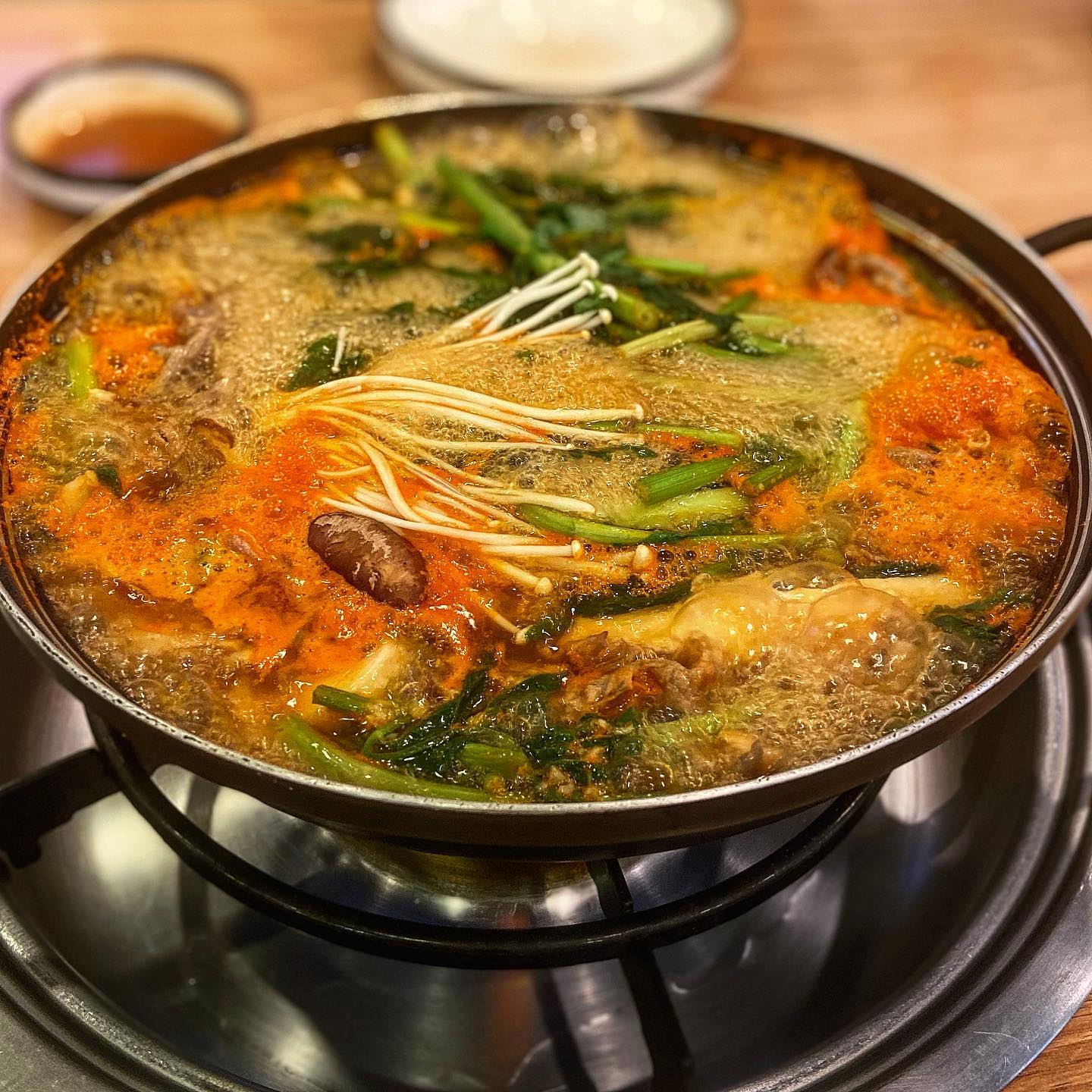 #뽕빨샤브버섯칼국수 #푸디지은_부평

가족끼리 외식도 자주 하는 곳, 뽕빨샤브버섯칼국수!!

항상 생각하는거지만 샤브버섯칼국수랑 소주 먹어야 찰떡궁합🍥
(다음날 출근을 위해서 참는다 ㅂㄷㅂㄷ)

먼저 육수 + 각종 버섯 + 미나리가 나오면 고기를 1~2분정도 담갔다가 
고기랑 미나리랑 전용양념소스에 콕 찍어먹으면 존맛탱👍🏻

샤브샤브를 먹으면 고기에서 기름이 나와서 더 깊은맛이 나는 육수 탄생!
기름진 육수에 삶아져 나온 칼국수 푸~욱 익혀서 먹으면
더더더 깊어지는 육수 >_<💛

볶음밥을 먹으려고 샤브샤브랑 칼국수를 먹는다고 해도 과언이 아님!
완전 진해진 육수 아주 조~금 + 계란 볶음밥 = 죽음🤩
밑바닥은 완전 누룽지!  볶음밥에 살짝 국물 적셔먹으면 그것이 고수😏

📍매장위치
인천 부평구 부평대로 63번길 10-7

📍영업시간
매일 10:00 ~ 22:00

📍번호
032-508-5846

📍메뉴
2인 (칼국수 2인 + 샤브용소고기 1인 + 볶음밥) 22,000원
3인 A (칼국수 3인 + 샤브용소고기 1인 + 볶음밥) 30,000원
3인 B (칼국수 2인 + 샤브용소고기 2인 + 볶음밥) 30,000원
4인 (칼국수 3인 + 샤브용소고기 2인 + 볶음밥) 30,000원

#부평시장역맛집 #부평맛집 #부평맛집추천