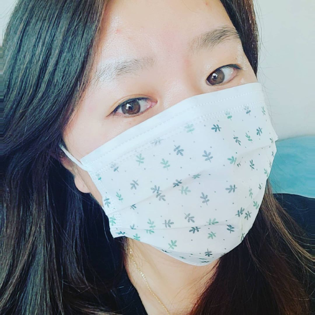  “#협찬 매일 똑같은 마스크 너무 지루하지 않나요? 300여가지 다양한 디자인을 가지고 있는 #팬션디자인마스크 #코모드디자인마스크 오늘 소개해 드릴께요. 코모드 마스크는 국내산 목화솜 필터를 사용한 제품으로 숨쉬기도 편하고 …”