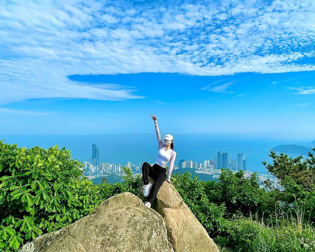  “#협찬 올스티커의 디자인 마스크는 모든 원자재를 국산으로 만든 프리미엄 마스크 이므로 목화솜 필터를 사용하여 숨쉬기가 상당히 편하고 ❗ 목화솜 자체의 흡수성이 상당히 좋아서 장시간 착용해도 마스크 내부가 눅눅함이 상당히 덜하여 땀을 흘리는 운동을…”