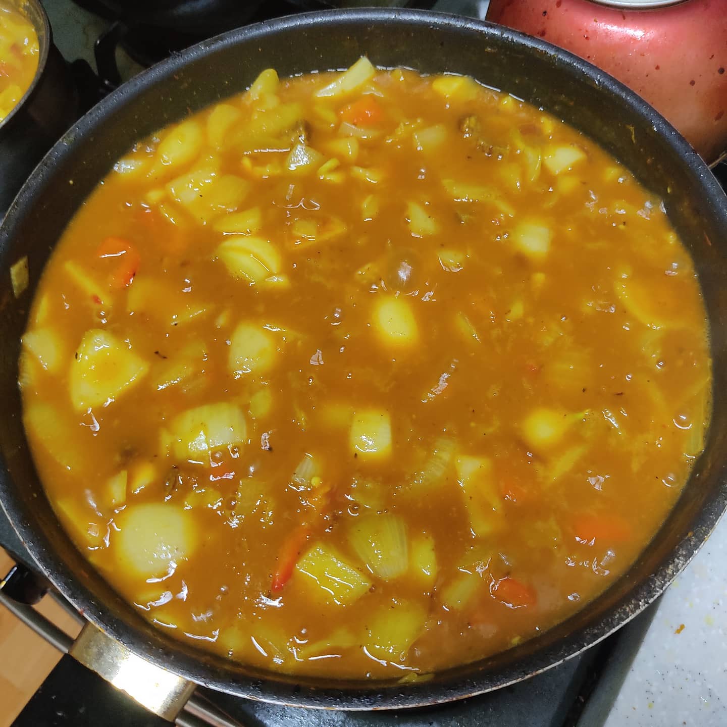 카레를 끓여봤어요.
제가 카레를 맛있게 끓일 때 쓰는 여러가지 방법을 공유할게요.

양파를 고동색이 날 정도로 오래 볶아서 캐러멜라이징 시켜서 단맛을 끌어내요.
백종원 선생님의 만능양파볶음이라고도 많이 알려져 있는 그거에요.

파프리카의 겉면을 과하다 싶을 정도로 태우고 탄 부분을 씻어내요.
어지간한 과일 뺨칠 정도로 단 맛이 살아나요.

카레가루를 물에 풀어서 끓이기 전에 살짝 볶아줘요.
향이 훨씬 더 좋아져요.

그냥 카레가 심심하다 싶으면 토마토 페이스트를 넣어봐요.
없다면 케찹 한두숟갈 정도도 괜찮아요.
살짝 상큼한 맛이 카레와 잘 어울릴 거에요.

#카레 #레시피 #공유 #먹스타그램 #먹스타맞팔 #먹스타 #요리 #일상 #일상스타그램 #좋아요 #팔로우