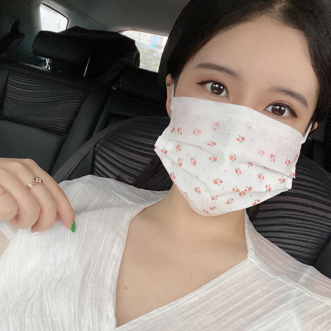  “#협찬 #광고 😷코모도 디자인 마스크😷 저가형 마스크는 마스크 안에서 보풀이 일어나서 얼굴이 간지러울 때가 많은데 코모도 마스크는 보풀도 안일어나구 숨쉬기도 넘 편하더라구요 ❤️❤️ 디자인도 엄청나게 많아서 골라쓸 수 있다는게 젤 좋은거같아욤…”