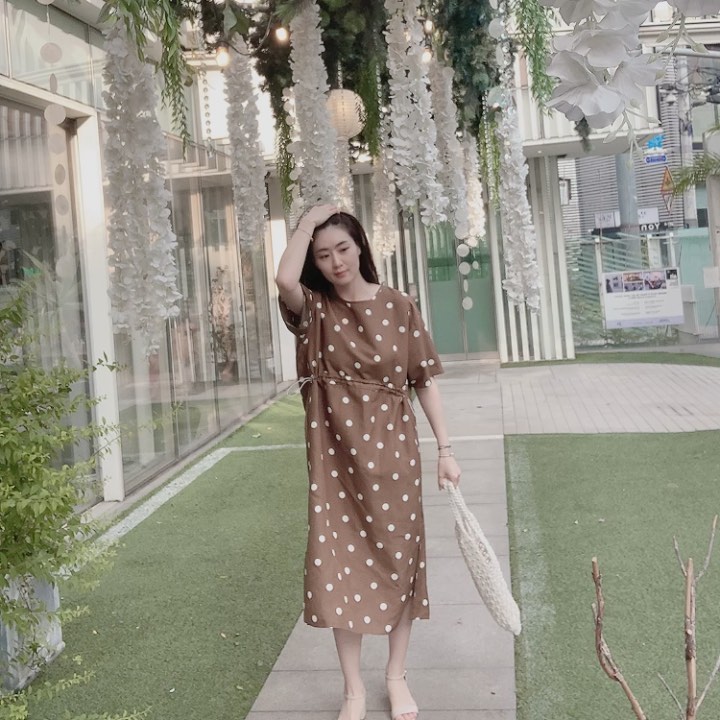 🏷 린넨 도트원피스 #그레이스블리 

데일리로 편안히 입으실 수 있는 
고급 린넨 100%의 도트원피스예요
비침 전혀 없구요~ 
사이즈 루즈하게 넉넉해서 
77반 언니들까지도 좋아요

앞면 허리스트랩으로 잘록한 허리라인을 만들어줘
날씬해보이면서 높은 허리선으로 
상체는 짧고 다리라인은 길어 보이게 연출해줘 
전체적인 바디비율이 좋아 보이는 실루엣을 
연출해 드리는 아이템이라 적극 추천해드려요:)

치마 밑단 옆트임 있어서 활동성도 높였구요 
뒤쪽 절개를 넣어 옆에서 봤을 때 
부해 보이지 않아요~ 
임산부 언니들 
봄, 여름, 가을 임부복으로도 추천해드려요:)

✔️스토어팜업데이트완료
✔️컬러 : 브라운
✔️사이즈 : FREE

프로필 링크에 예쁜 제품 많이 있으니 찾아주세요💕

#그레이스블리쇼핑몰 #gracevely #우아함을입는다