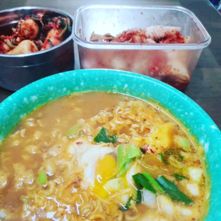 라면 맛있게  끓이는 법 -레시피 배운대로 했더니 넘 맛있는거-!!

다진마늘.다진청양고추.계란.치즈~😆😆😆

#라면레시피 #라면먹방 #라면맛집 #라면스타그램 #라면은신라면