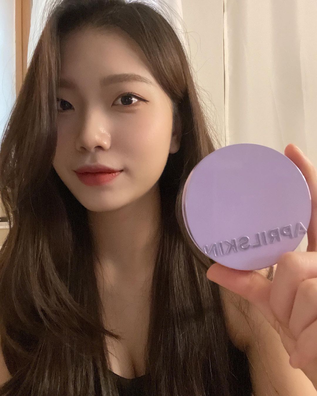  “#협찬 요즘 내 최애들💗 그 중에 보라색쿠션 넘 예쁘자나,, 슬림해서 미니백에도 쏙 들어가구 마스크에도 잘 안묻어나서 요즘 내 최애템 리스트에 넣어줬다😽 #에이프릴스킨 #aprilskin #초슬림쿠션 #마스크프루프 #마스크쿠션 #마스크프루프…”