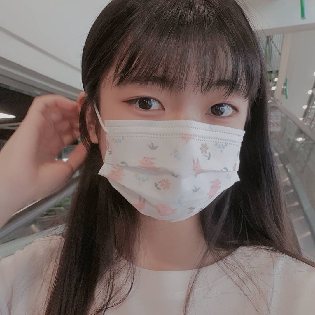  “[코모드 디자인 마스크 #협찬 후기] >국내산 목화솜 필터를 사용해서 그런지 하루종일 쓰고 다녔는데도 입냄새가 하나도 안나요! 탈취효과👍👍 > 원래 일반 마스크들 다 잠시만 쓰고 있어도 입냄새가 상당히 나는데 장시간 썼는데도 안 나는게 역시…”