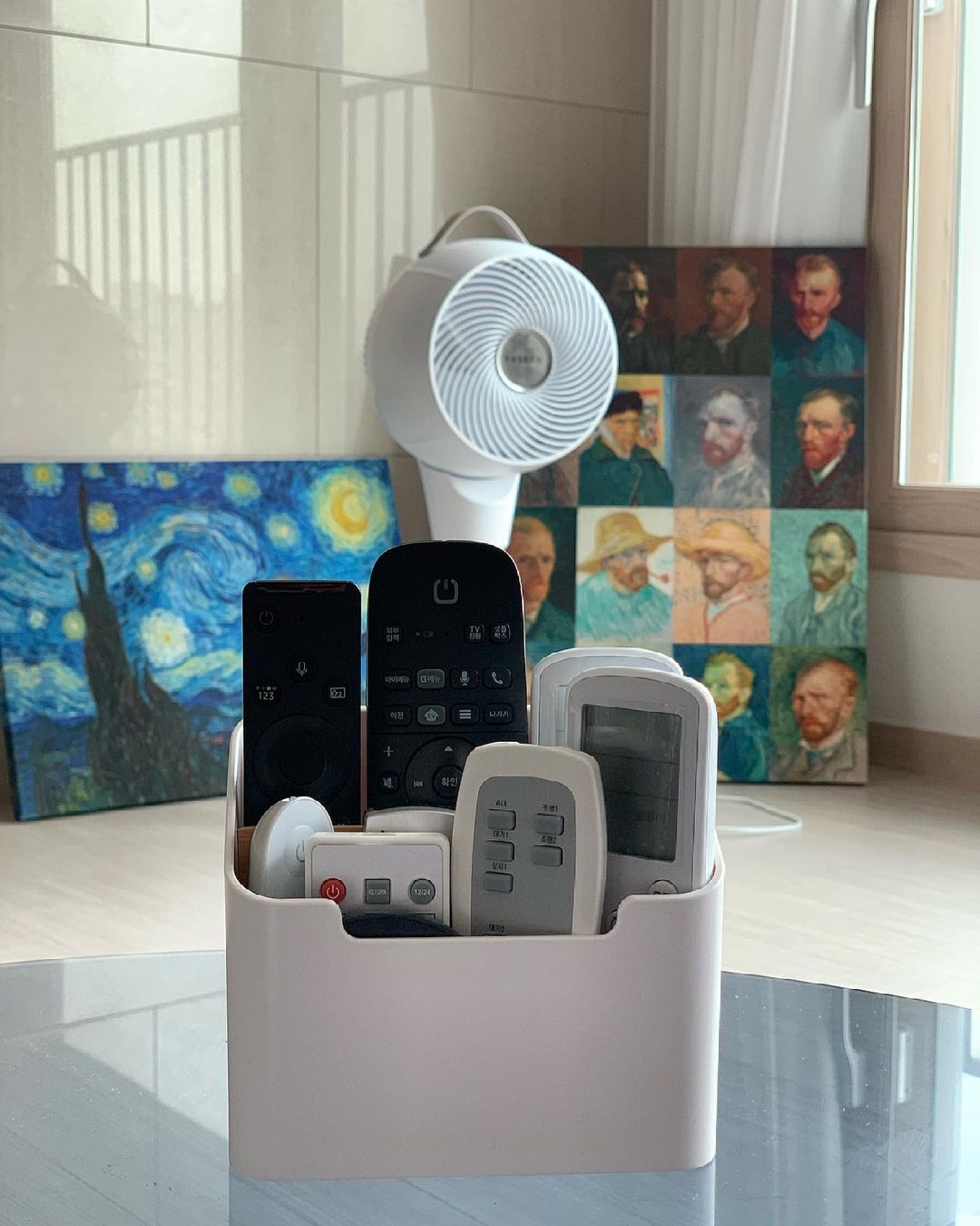 🏷모찌언니 on Instagram: “#협찬광고 집에 굴러다니는 리모콘은 리모컨정리함에 쏘옥 넣어두니 테이블이 훨씬 더 깔끔해 보여요:) 사용 후 넣어두면 찾을 일 도 없어 편리함은 물