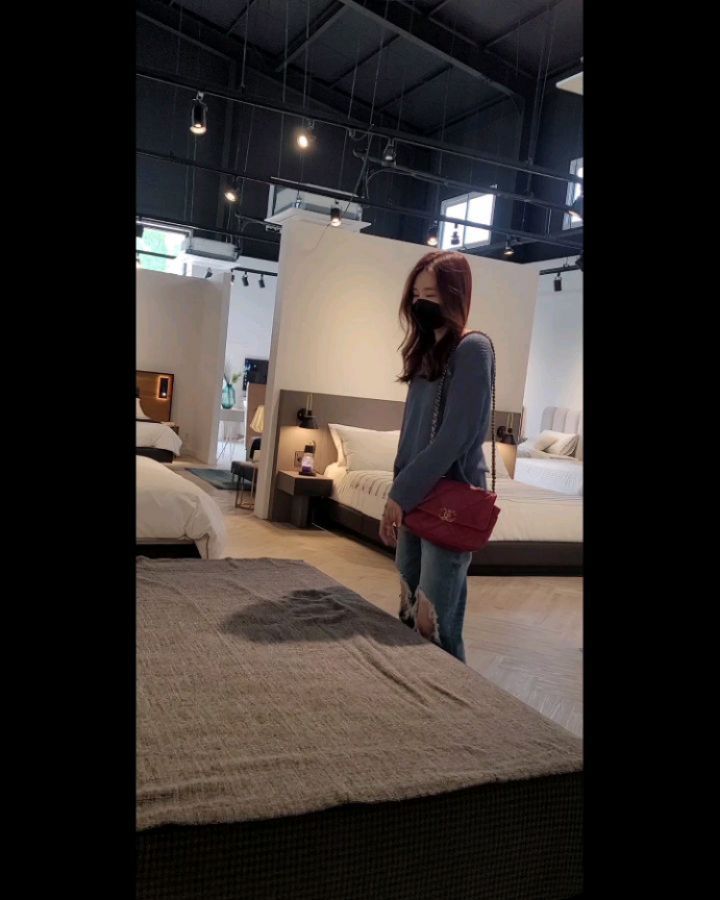 NS홈쇼핑 쇼호스트 권민정 on Instagram: “#협찬 #요즘홈인테리어에집착하는편 최근 이사갈 준비 하면서 둘러본 침대전문브랜드 베드에프쇼룸 침대는 특히 무조건 꼭 직접 가서 보고 선택해야