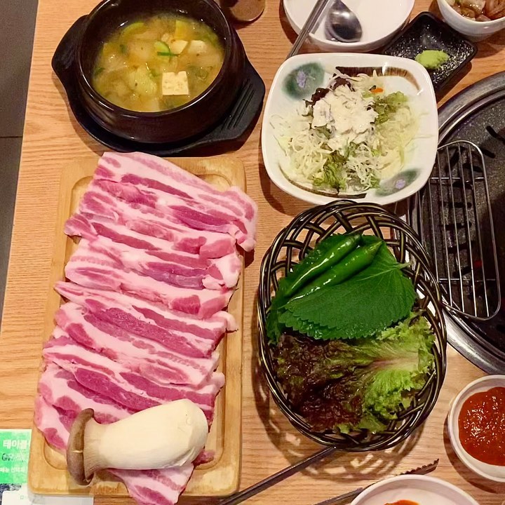 #협찬 ‘역전식당 잠실새내점’
Day 103. / 삼겹살파티 😘

❤이번에 가성비 와규가 유명하지만 삼겹살도 맛있는 '역전식당 잠실새내점'에 다녀왔어요!! 첫 피드의 동영상부터가 장난아니죠~? 구성이 엄청나고 삼겹살도 주문 즉시 바로바로 썰어서 주시더라구요.

🧡처음 역전식당을 찾아 들어갔을때 연예인들의 싸인이 벽에 많이 걸려있어서 진짜 맛집이구나 하는 생각이 딱 들었어요! 이번에도 남자친구와 가서 삼겹살 4인분을 주문했답니다 ㅎㅎ

💛7시 이전 주문 시 맛보기육회도 제공이라 육회도 받았어요 ㅎㅎ 아쉽게도 저는 육회를 못먹어서 남자친구가 아주 맛있게 먹었답니다. 사실 보통 고기집에 가면 테이블이 진득거리거나 미끌거릴때가 많은데 이곳은 테이블이 보송보송? 광이 났어요!

💚그래서 위생적으로 좋았고 찬으로 나오는게 하나하나 상하거나 오래된것같지 않고 싱싱하게 보이더라구요. 그래서 입맛을 더 돋게 해줬어요. 게다가 찬으로 된장찌개와 계란찜 명이나물 샐러드가 나오는데 하나같이 맛있었어요.

💙사진의 도시락은 따로 시켜먹은건데 정말 시키기 잘했더라구요 ㅎㅎ 게다가 역전식당에서는 후식으로 슬러시기계도 마련해두어서 느끼함을 싹 가시게 만들어줬어요.

💜사장님의 센스가 돋보이는 부분이죠? 역전식당은 와규가 메인이라 돼지고기는 삼겹살 하나밖에 없는데 이 메뉴가 너무 맛있고 질이 좋아서 삼겹살만 드시는것도 추천드려요!!

#잠실새내맛집 #잠실야구장맛집 #잠실새내고기집 #잠실새내소고기 #잠실새내회식 #잠실소고기 #생생정보통맛집 #역전식당 #스토리앤체험단 #스토리앤 #후식 #삼겹살 #삼겹살파티 #삼겹 #돼지고기 #고기 #맛집 #맛스타그램 #맛집추천 #먹방 #먹스타그램 #먹스타 #소통 #맞팔 #음식 #음식스타그램 #잠실맛집 #와규
