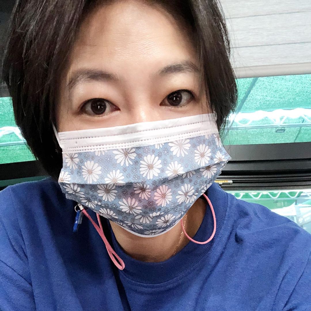 JiHyun on Instagram: “#협찬 - - 패턴이 이쁘고 화려하지 않고 다양한 패턴으로 요즘 기분에 따라 스타일에 맞춰 착용할수 있는 마스크로 매일 다르게 사용중이에요 - 올스티커의 디자인 마스크