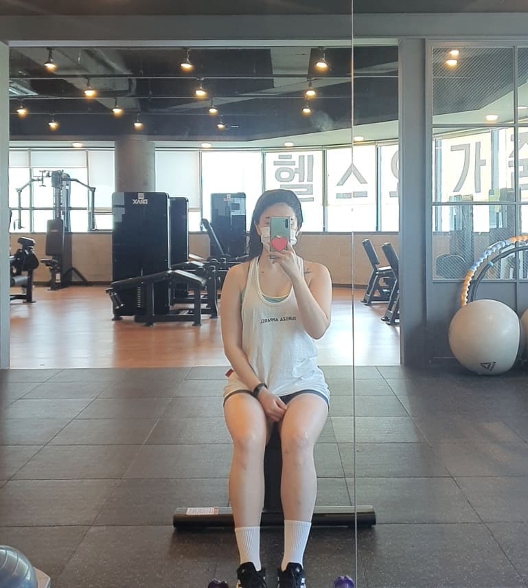#라미챌린지5차_ddkji
#DS스튜디오이벤트 #라미챌린지
-
아침에 공복유산소 30분타고 밥먹고 쉬다가, 오늘은 코카언니랑 깔맞춤 듀레자 🤍 입고 헬스 💪💪
내 손목~팔목이 좀 회전되어있어서 그런지?.. 아무리 여러 유튜브 영상을 돌려봐도 같은 모습이 안나와여 따흐흑🤦‍♀️ 통증없이 자극만 잘오면 되는거겠쥐 머... 그쳐? (ㅋㅋㅋ)

오늘 하늘은 그림이 따로 없던데, 다들 보셨나여?! ☀️☀️☁️ 여름하늘 조오하 ☺☺
