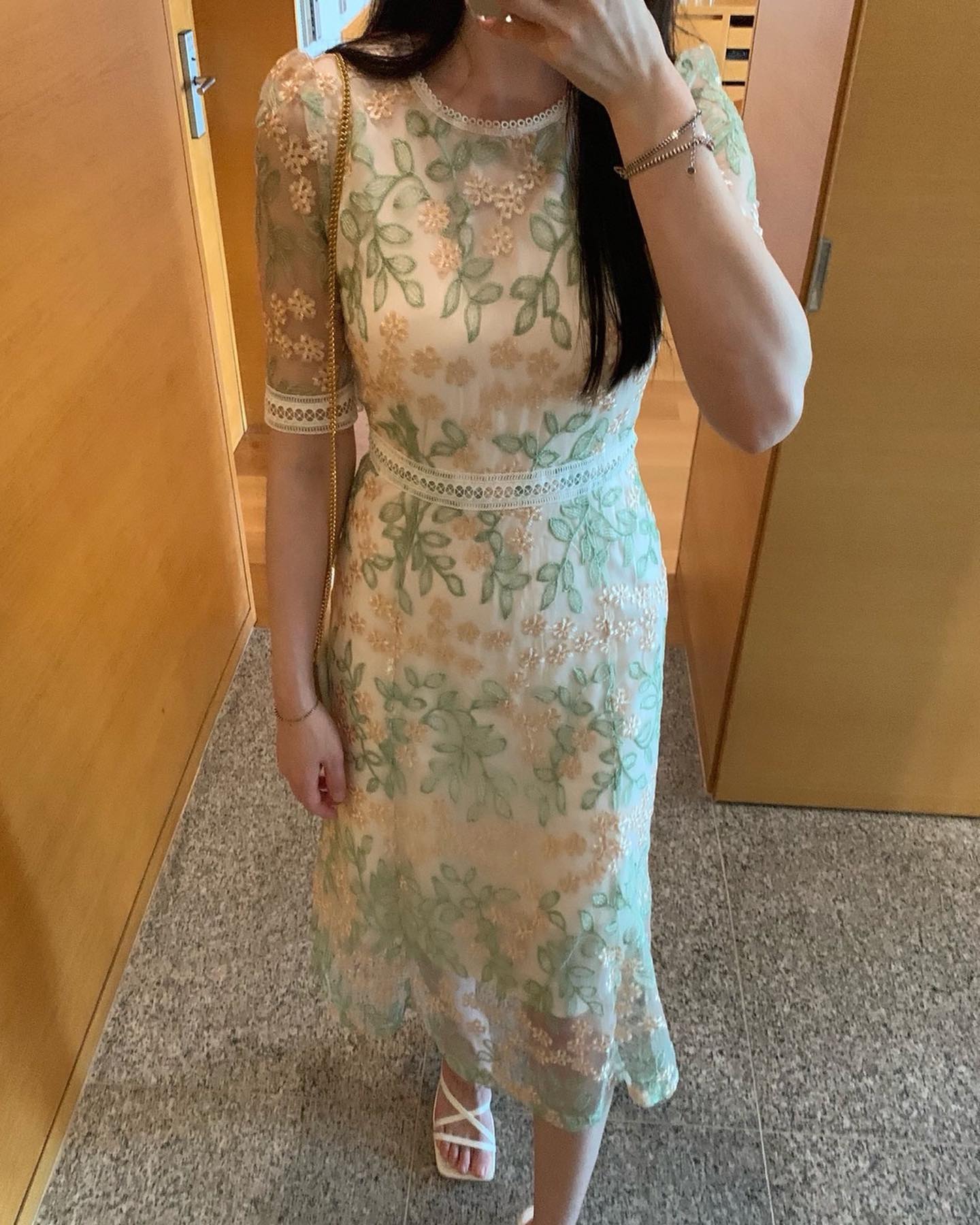 🏷 고퀄리티 플라워 레이스 자수 원피스 #그레이스블리 

#민트사랑 
은은한 컬러감이 절대 과하지 않은 레이스 퀄리티의 100% 리얼 자수로 페미닌 감성 가득한 원피스랍니다:)
연핑크 컬러의 꽃잎자수와 민트컬러의 잎 자수가
얼마나 조화로운지 실물갑원피스에요🤍

✔️스토어팜업데이트완료
✔️컬러 : 민트 
✔️사이즈 : S,M,L (55부터 77까지)

프로필 링크에 예쁜 제품 많이 있으니 찾아주세요💕