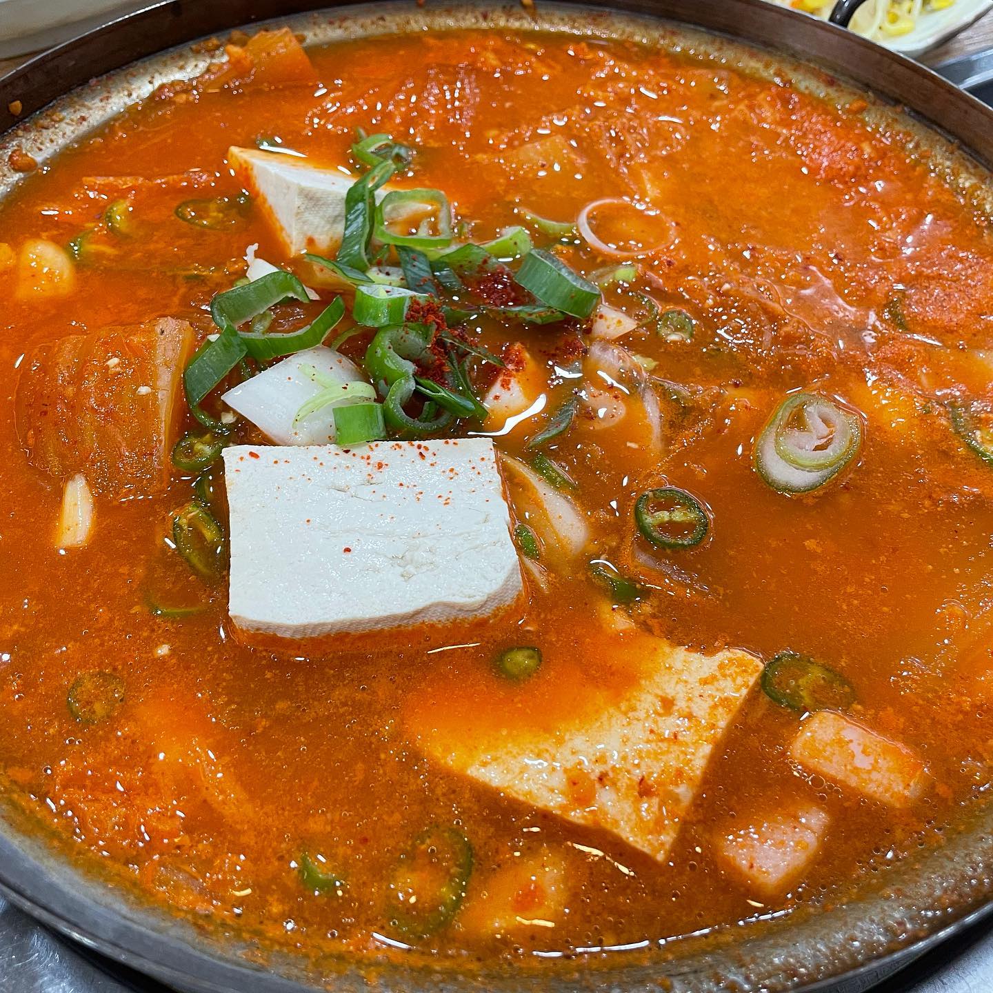 또 왔다감ㅋㅋㅋ 김치찌개 가성비 장난아닌 대독장 ㅎㅎㅎ 맛도있고 양도많아 ㅠㅠ👍👍낙지볶음?은 별로였움… 역시 김치찌개 집에선 김치찌개를 ㅋㅋㅋ 그래도요즘이만한데 찾기 힘들당 굿점맛점🥰