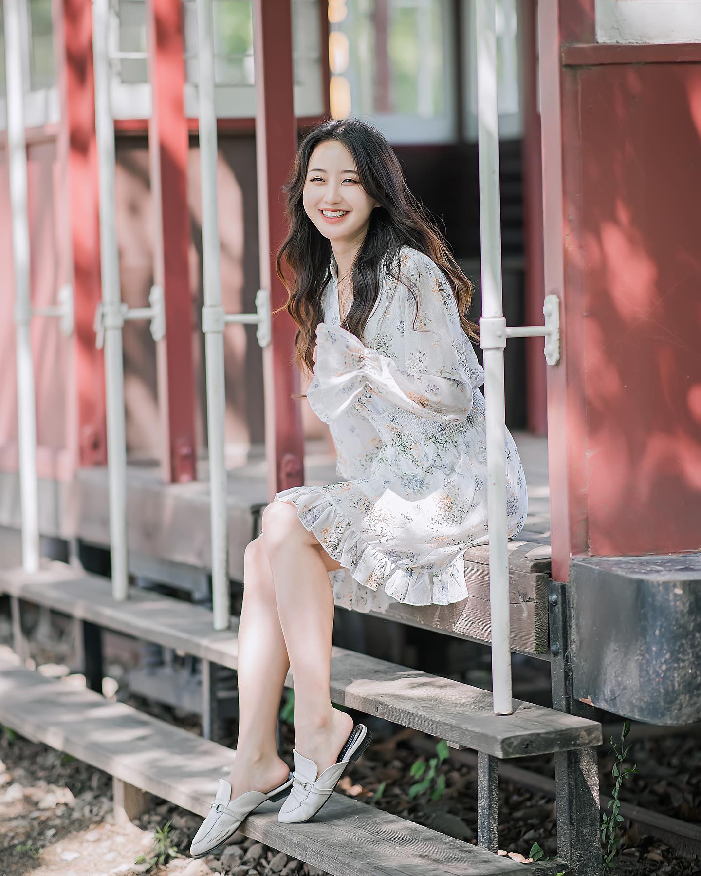 찐웃음 순간포착 🌟

사실 저는 찐웃음보다 자본주의 웃음을 좋아해요
얼굴근육을 사진에 최적화되도록 요리조리 고정(?)해서 확실히 이쁘게 나오거든요 🤣🙈

그런데 찐빵같이 나온 이 사진도 
왠지 참 맘에 들더라구요 
뭔가 있는 그대로의 제가 눈앞에 있는 것만 같아서요

만들어지지 않은, 그날만의 모습과 그날만의 감정이 
완벽하지 않아도 좋다고 생각했어요 ☺️
⠀ 
⠀ 
제가 찐빵같은 저의 모습을 좋아하는 것처럼 
오늘 완벽하지 않은 하루였다고 해도
그래도 좋아한다고, 꼭 스스로에게 말해주세요 🧡

(그리고 저도 좋아해요 🥰😍)
