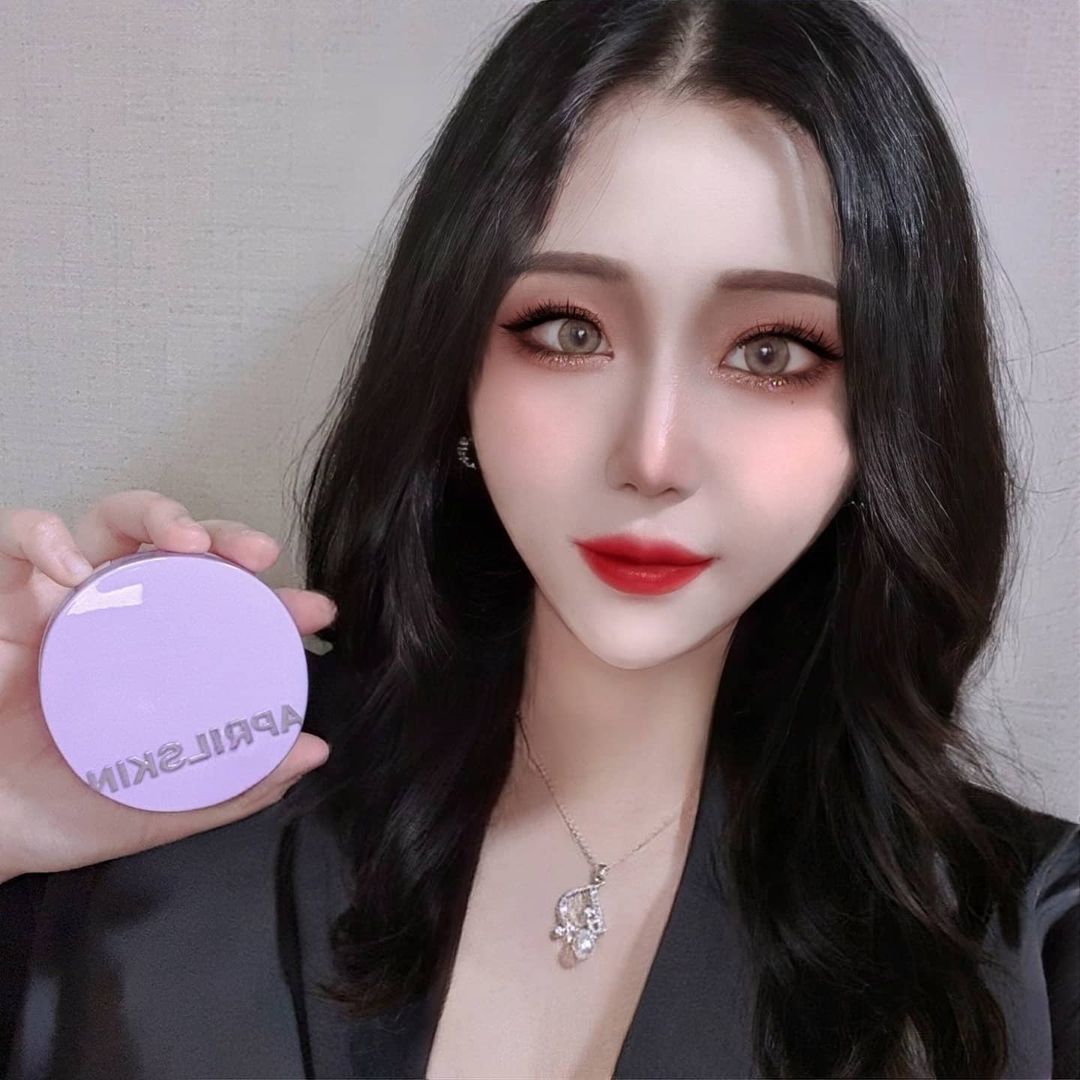 秀娟 on Instagram: “#광고 불필요한 유분을 휘발해주는 픽싱 오일과 파우더 결합체의 최적의 조합으로 마스크 묻어남 방지 효과 테스트를 완료한 이번에 에이프릴스킨에서 새로 출시된 " 초