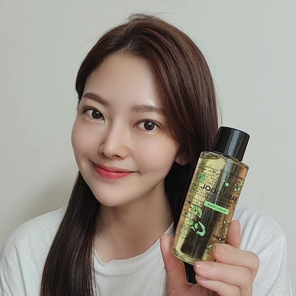 은진 on Instagram: “#협찬 ⠀ 사계절 내내 건조한 피부에는 바디오일이 필수죠💁‍♀️ ⠀ 향수대용,수분코팅까지 엠뎀 바바쿨 향수 바디오일❗ ⠀ 유럽에서 자연 친화적인 화장품으로 슬로