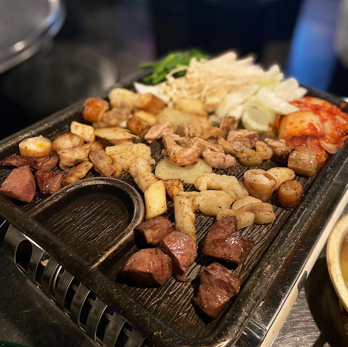 #진구곱창 #푸디지은_강남

보통 고기집에는 김치나 콩나물만 구워주는데,
진주곱창은 부추, 팽이버섯, 김치, 양파 4가지를 구워주셔서
여러가지 반찬들과 곁들여 먹을 수 있어서 좋았어요😁

살짝 비린맛이 올라오긴 했지만 쫀득쫀득한 식감은 굳 ^-^b
곱창이랑 같이 구워먹는 감자랑 떡은 사랑,,💛

한국인은 감자탕에 볶음밥, 떡볶이에 볶음밥, 고기에 볶음밥🤩
곱창먹고 볶음밥은 국룰😏
깍뚜기 볶음밥은 직원분이 볶아주시는데
후에 약불로 조져주고 누룽지마냥 밑바닥이 바삭바삭 해지면 한입☝🏻

📍매장위치
서울 서초구 서초대로75길 37 1층 진구곱창

📍영업시간
매일 12:00 ~ 22:00

📍메뉴
소곱창 모둠구이 (곱창, 막창, 대창, 염통) ₩18,000
깍두기 볶음밥 ₩3,500
계란찜 ₩5,000