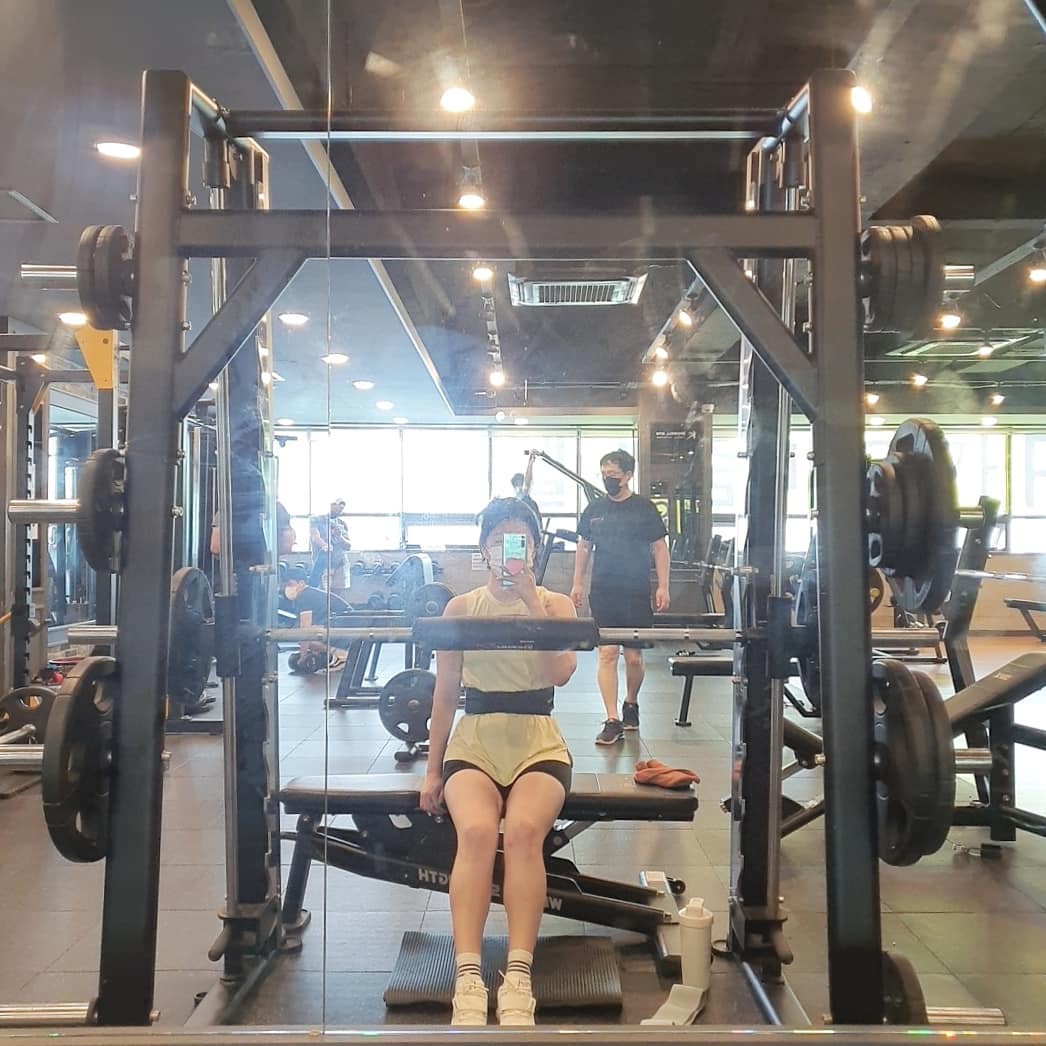 #라미챌린지5차_ddkji
#DS스튜디오이벤트 #라미챌린지
-
오늘은 푹자고 공복웨이트 💪 힙 열심히 조졌는데 오늘도 역시나 조져지는 것은 나였따..☆ 🤦‍♀️

엄빠가 시골에서 조그마하게 블루베리농장을 하는데, 일도 쉬고 있으니 어제는 엄마 도와드릴 겸 내 몫도 챙길 겸 겸사겸사 다녀왔어용! 새벽 다섯시부터 농부룩으로 블루베리따고, 잘 익은 애들로만 골라담아 포장하기! 🫐🫐 어제 앉았다 일어났다를 적어도 이백번은 했더니.. 오늘  운동은 부들부들 진동벨이 따로 없네여..?ㅋㅋㅋㅋㅋㅋㅋㅋ 오후 운전연수.. 잘 할수 있겠쥐...? 🤦‍♀️🤦‍♀️