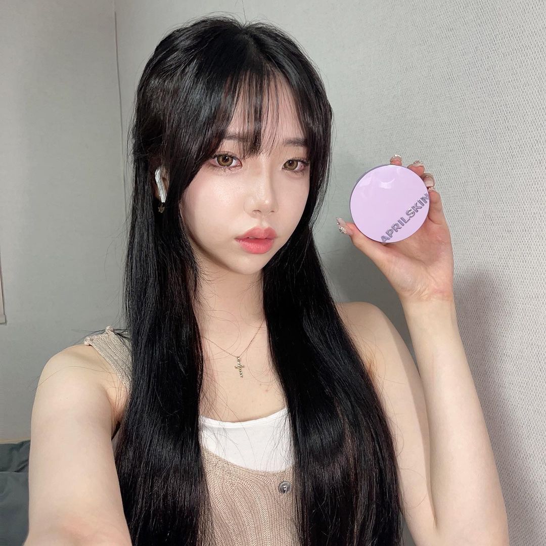이아현 on Instagram: “#협찬 @aprilskin_korea 인생쿠션 찾았어요 ..🤭 마스크에 묻어나는 게 제일 싫었는데, 피부에 딱 ! 밀착되니까 묻지도 않아요🤍 두껍고 텁텁하게 발리는게 아니고 진짜 내