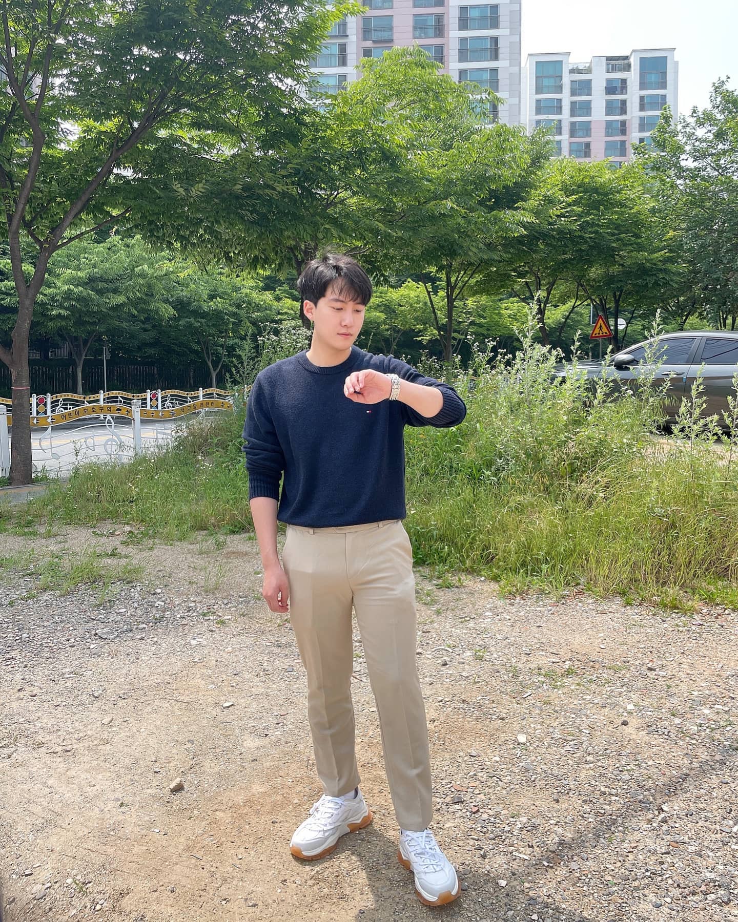 #협찬 discoveryexpedition_kr
#디스커버리버킷디워커V2COOL
✔장점 : 메쉬소재로 시원해서 여름에 신기 좋고 키높이 효과까지 😗
⠀
요즘같이 너무 더운 여름 날씨에도 가볍게 신기좋은
디스커버리 스테디셀러 버킷디워커 신어봤어요!
⠀
전체적으로 에어 모멘트 메쉬소재로 되어 있어서 안신은것처럼
너무 가볍고 활동성도 좋아서 운동할 때 신기도 좋고
색깔도 깔끔한 흰색이라 여기저기 매치하기도 좋음~
그냥 평소에 사무실 신고다니기도 편할듯🐱
⠀
#디스커버리 #디스커버리익스페디션 #디스커버리운동화
#버킷디워커V2COOL #여름운동화 #운동화추천
#발편한운동화 #운동화코디 #남자운동화 #키높이운동화