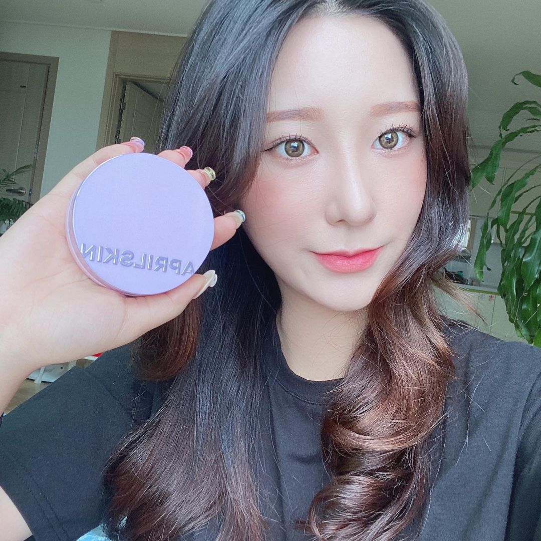 빈 ˃̵͈̑ᴗ˂̵͈̑ on Instagram: “에이프릴스킨 두 번째 협찬이네요😁 이번 쿠션은 보자마자 너무 예뻤어요… (여니언니 생각부터 났습니다..)🙆🏻‍♀️ 영롱한 연보라색 디자인💜 코