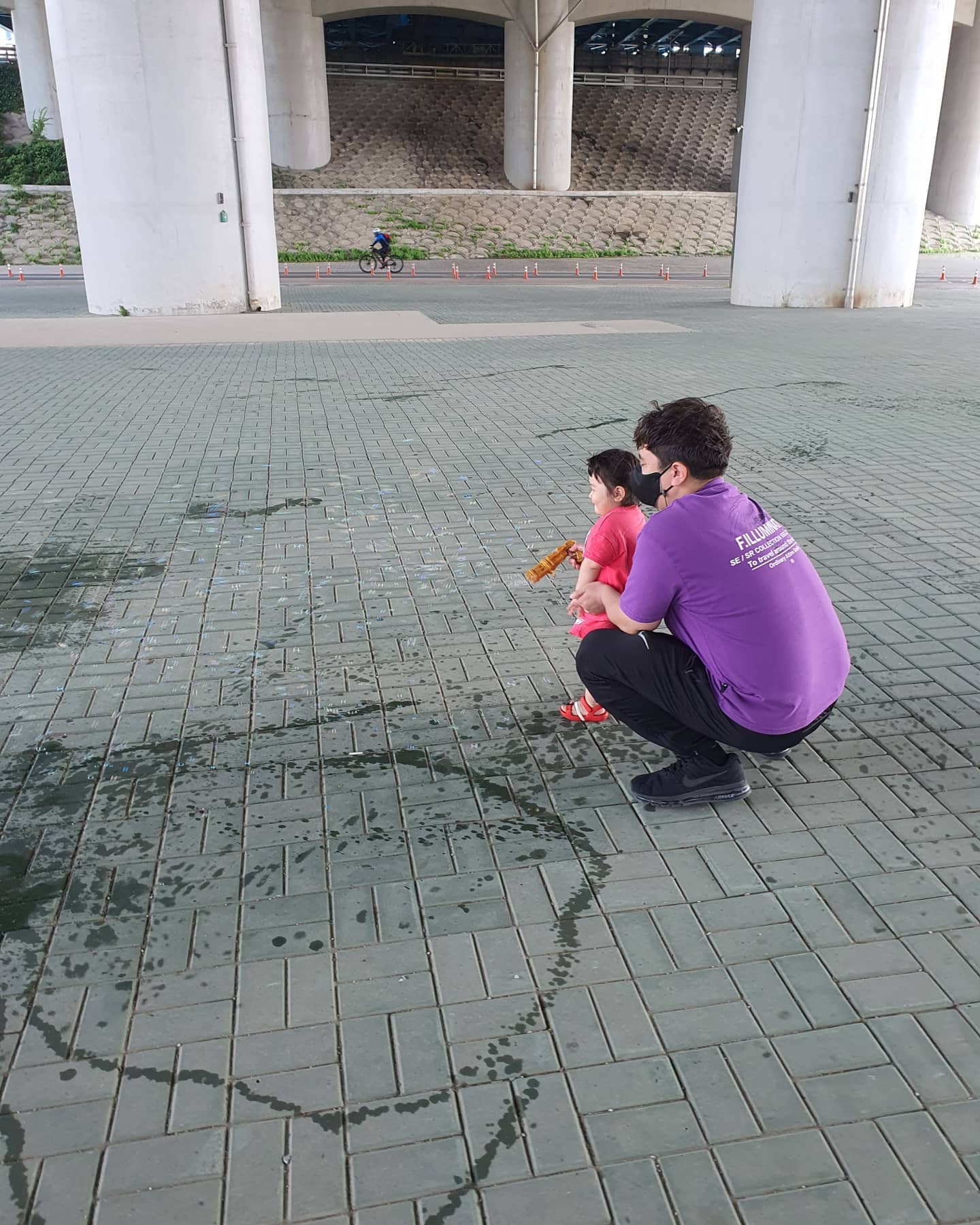 2차로 동작대교밑으로~
선선히 바람도 불고 그늘이라 완전 신남~
울 귀요미 소이도
비눗방울 후~후~
물총놀이도 뿅뿅~