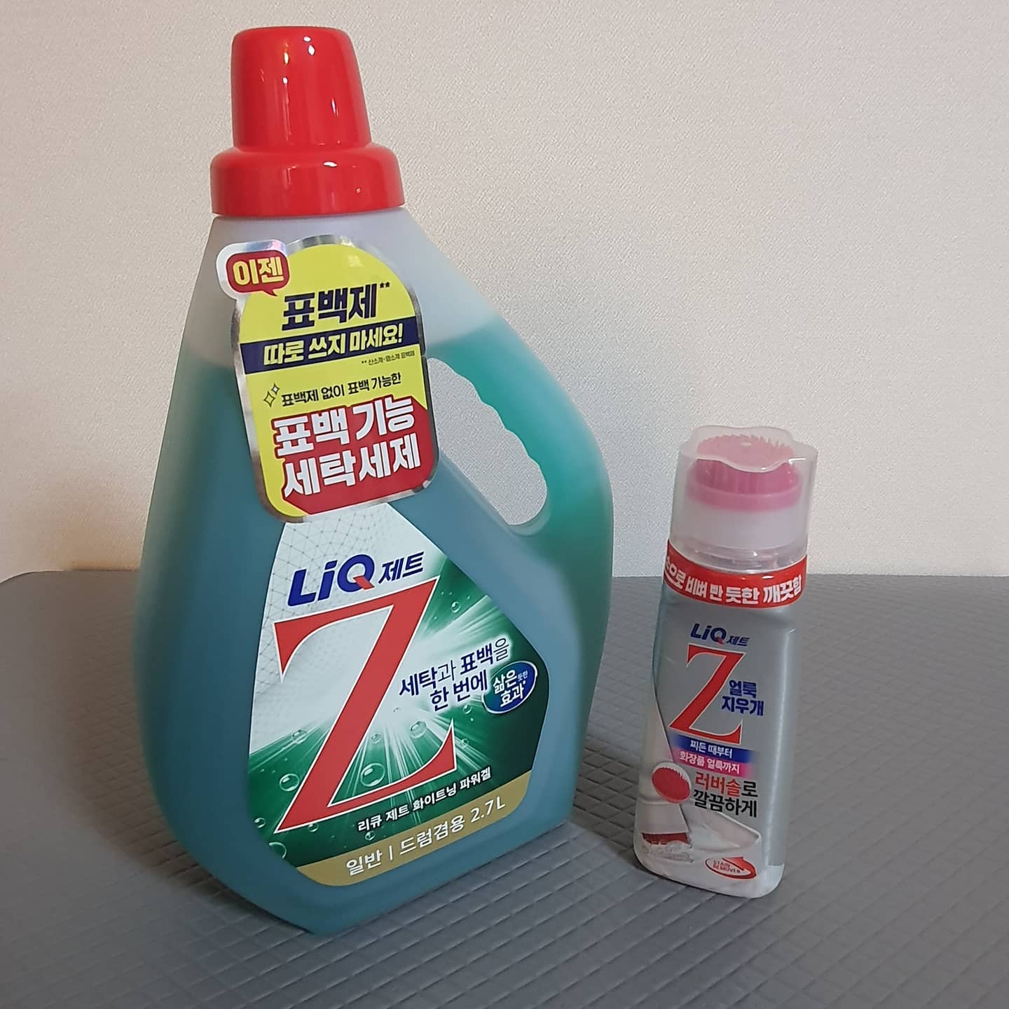 *Ak Lover 제품을 지원받아 작성*

여름철 빨래 고민이시죠? 더워지는 요즘
엄청난 빨랫감들로 우선 한번 놀라고,
옷에 얼룩덜룩한 오염뿐만 아니라 찌든때까지 묻혔있다면 참 곤란하죠잉~

리큐제트 세탁세제 2종만 있으면 이 어려운 고민들이 해결된답니다.

우선,리큐 제트 파워겔은 표백제 필요없이 세탁세제 하나만으로 세탁과 표백을 동시에
하얀옷은 더 하얗게~ 
색깔옷은 더 선명하게~해준답니다.

그리고 리큐 제트 얼룩지우개는 토출구에서 액체세제가 나오고 러버솔(고무솔)이 붙어있어
오염된부위에 대고 문질문질하면 끝.

주부님들 이제 생활얼룩,찌든 때 피지 때,미세먼지등등으로부터 자유로워지세요.

#애경 #AKLOVER #리큐 #리큐제트 #얼룩지우개 
#리큐파워겔 #액체세제 추천 #표백제함유 #찌든때세제 #고무솔부착 #옷찌든때 #흰옷빨래
 #얼룩제거제 #하얀빨래 #얼룩제게제품추천