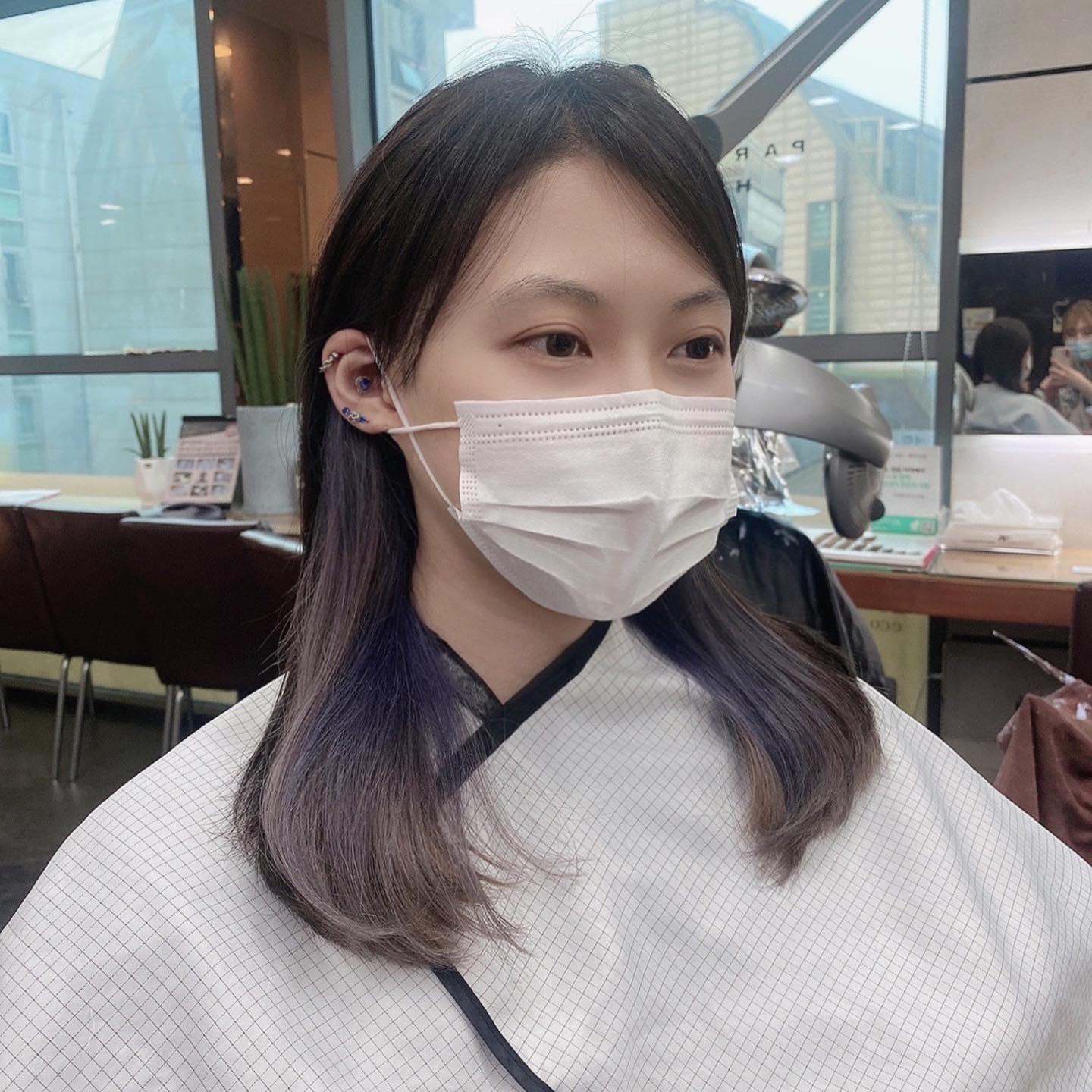 7월까지 이벤트 달립니다🌟🌟
앞에서 봤을때 매력적인 #시크릿투톤 ✨
기존에 염색이 되어있어서 탈색의 어려움이 있었지만 너무 예쁜 #베이지염색 #바이올렛염색 완성❣️#솜브레 의 느낌도 얹어봤어용😉

✨안될거같은데...라는 고민은 그만!
 상담 후 제일 좋은 방향과 플랜을 고민하고 결정😊
✨고객님의 맘과 의견을 적극 반영 후 시술 진행 한답니다! 솔직 담백한 상담이 필요하다면 무조건 예담쌤😁
✨ 현재 많은 이벤트 진행 중이니 편하게 #dm 문의 해주세요❣️