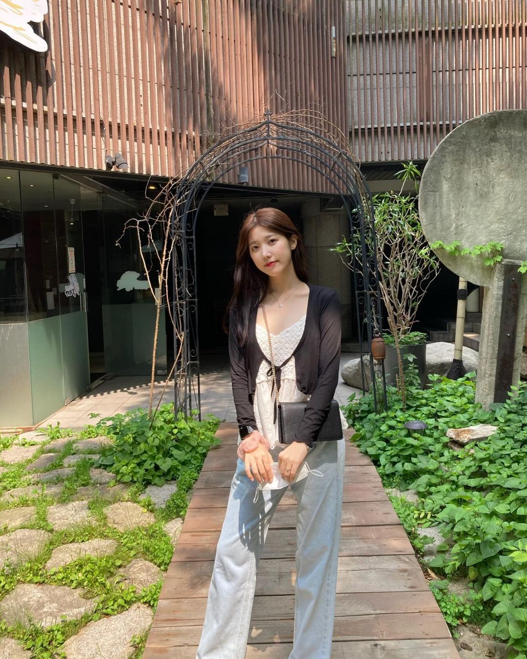 ᴄʜᴀᴇᴇᴜɴ on Instagram: “햇빛 좋은날 , 편하고 예쁜 🍃🌱🌿🪴 날씨에 어울리는 코디 ☀️ - - - #협찬 #스타일플렉스 #에이블리 #데일리룩 #심플베이직 #캐쥬얼 #가디건 #볼레로가디건 #