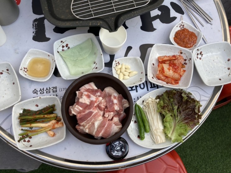 종로고기집 숙성삼겹살 종로삼겹살 먹으러 갑시다 야외테이블 멍석집