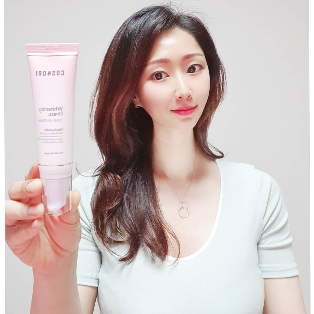 유혜현 on Instagram: “#협찬 #피부가좋아보이는마법 💕화이트닝 드레스 미백 톤업크림 여름이 다가오니 이제 더 메이크업이 가벼워지고 있어요🤭 자연스럽지만 화사한 피부 표현에 딱인 제