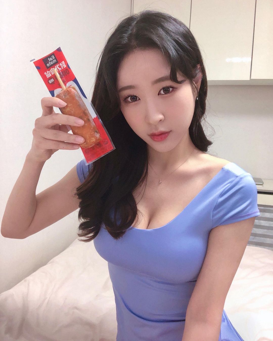 운동하는 디자이너 송샷 on Instagram: “#협찬 간편하게 먹을 수 있는 잇메이트 어묵바🤍 닭가슴살 어묵바는 오리지널이랑 매콤 으로 구성되어 있는데 전 오