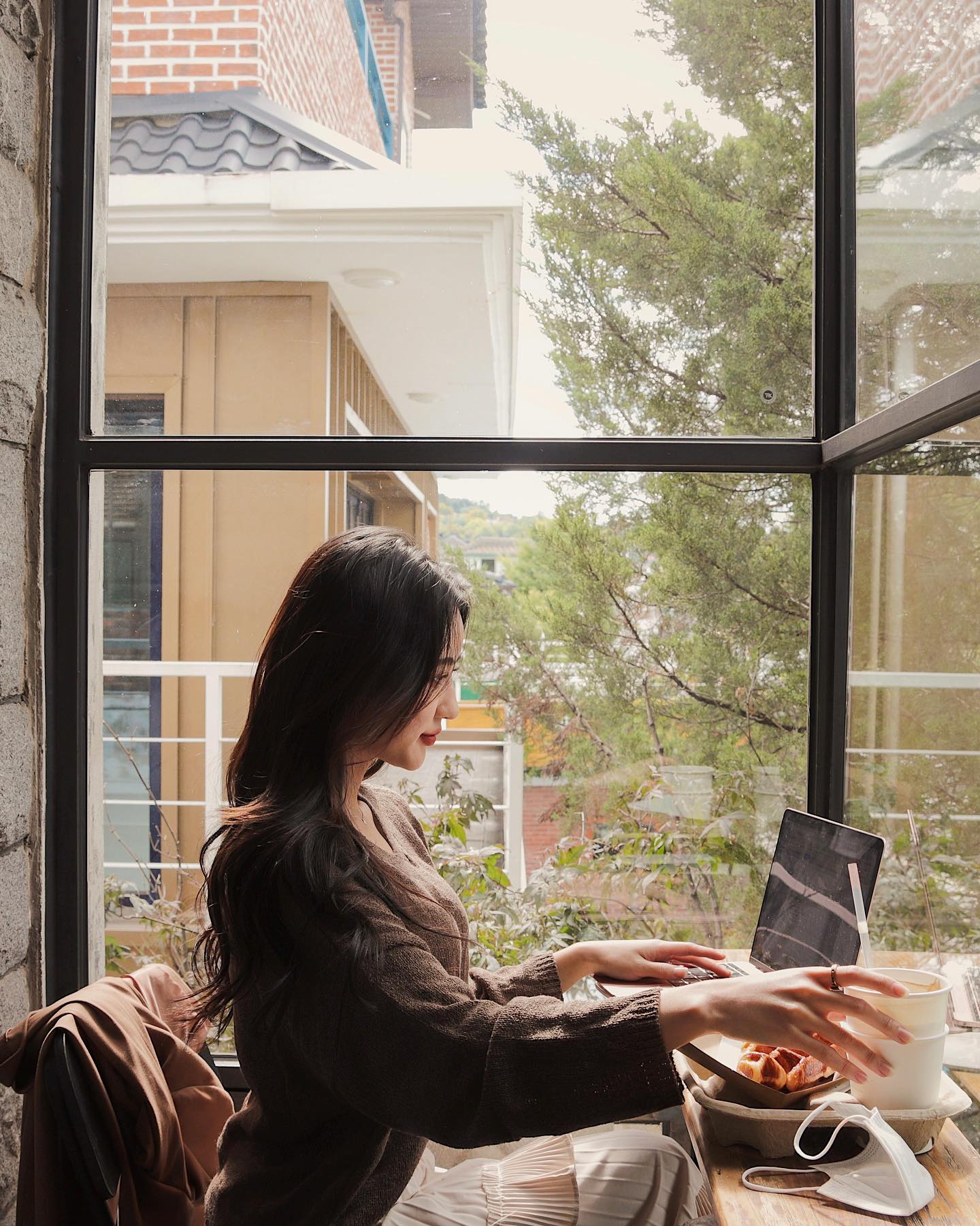 일하는 모습 삼각대로 찍고 직접 보정해보기🌟
⠀ 
요 며칠 주기적으로 밤도 새고 생활패턴이 불규칙해졌더니
⠀ 
체력이 아주그냥.. 바닥이 됐더라구요 😂
⠀ 
지금이 아니면 못 쉴것 같아서 
딱 일주일만 컨디션관리에 힘쓰고 다시 으쌰으쌰하기로 했어요!

물론 재택으로 계속 일은 하겠지만 ㅋㅋㅋㅋ 늦잠도 실컷 자고(중요!!) 조금 여유롭게 지내보기로 ㅎㅎ

일주일만 쉬겠다는 말에 선뜻 해주신 격려와 함께 들은 조언에서 그동안의 저를 돌아보는 시간을 가졌습니다 🥺

힘들어도 내가 원하는 사람이 되고, 내가 원하는 삶을 살겠다고 일념으로 너무 앞만보고 달린건 아닌지 !

인생은 마라톤인데, 길게 보고 길게 내 자신을 컨트롤하는게 참 중요하다는걸 새삼 느꼈어요

누가 한번씩 저 브레이크좀 걸어주실분..? 🤣
⠀ 
⠀ 
이제 금요일인데 다들 주말 계획은 세우셨나요 🧡
⠀
