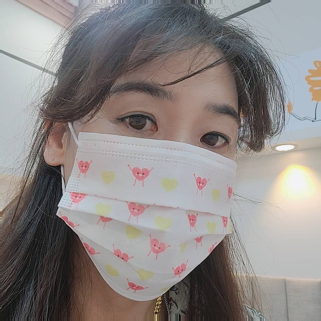 핑크맘 on Instagram: “#협찬 #유료광고 하루종일 쓰고 있어도 달라붙지 않은 피부에 좋은 마스크 거기다 이쁜디자인이 어마어마 많은 코스모 디자인마스크 아침마다 고르는 재미 솔솔합니다.