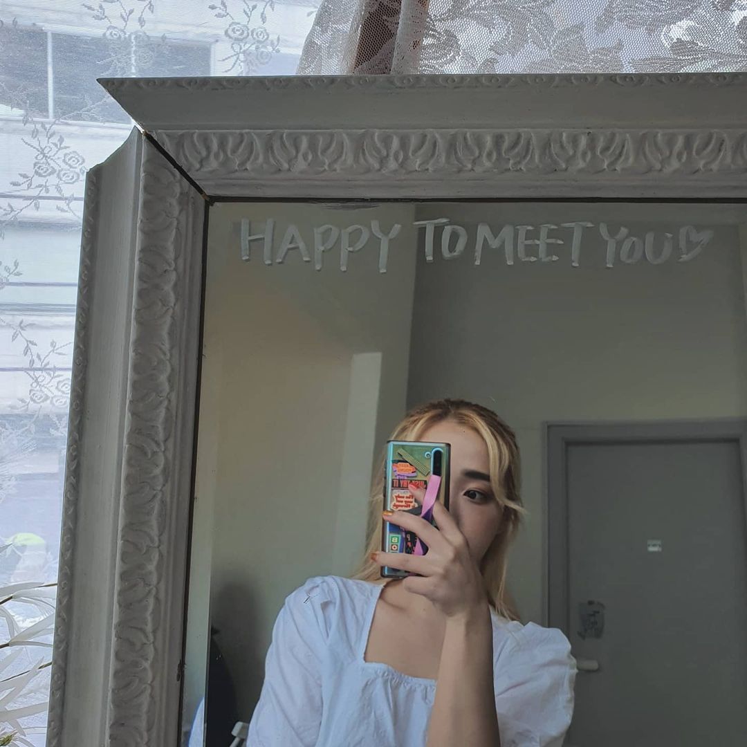 이혜린 on Instagram: “ʜᴀᴘᴘʏ ᴛᴏ ᴍᴇᴇᴛ ʏᴏᴜ🍰”