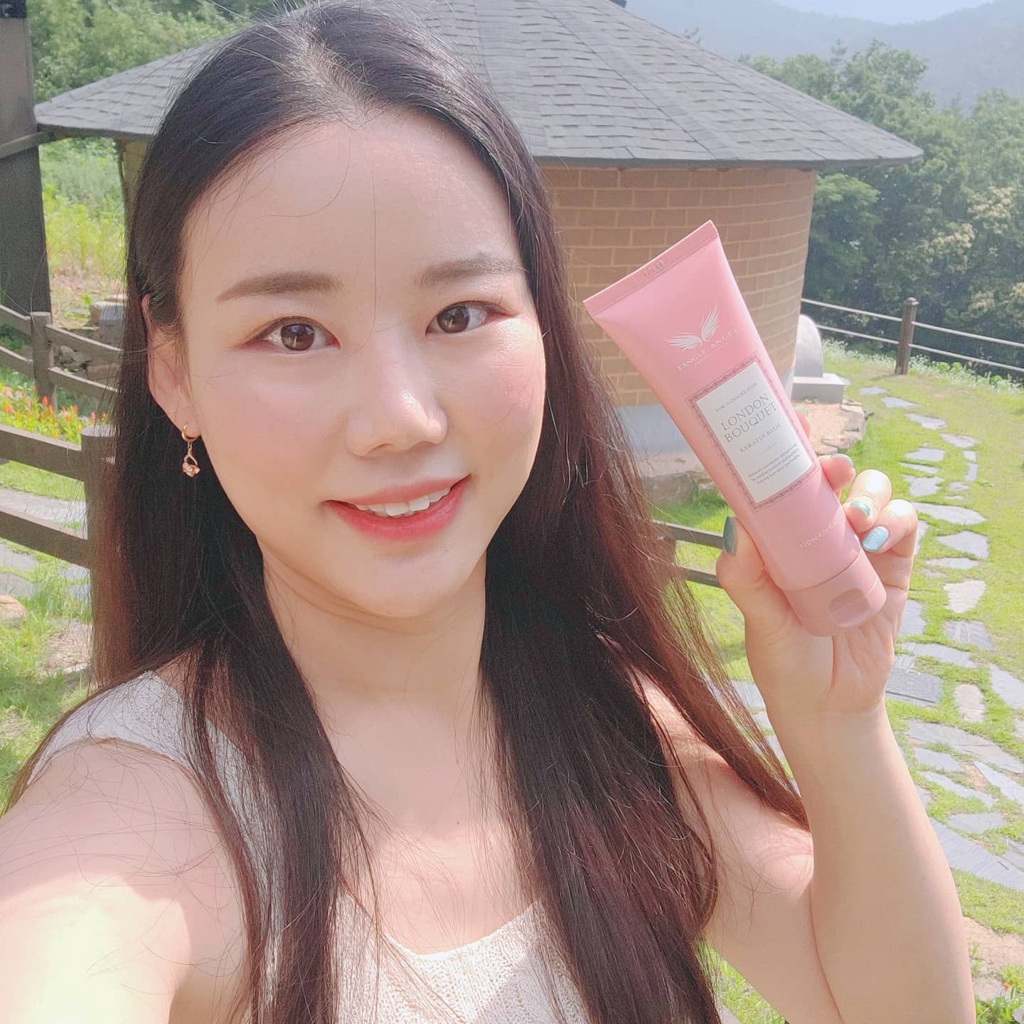 #광고
-
-
오랫동안 유지한 긴머리가 지겨워져서 얼마전 미용실에 펌을 하려고 갔다가 손상모라고 거부를 당했어요.. ㅠ

헤어팩으로 열심히 관리해주고 다시 오라고해서 요즘 #탱글엔젤헤어팩 으로 열심히 관리중이랍니다🥲

지금 올리브영에서는 신제품 런던부케를 전용용량 120ml에 오리지널 2.0 소프트터치 브러쉬 기획세트로 만나볼 수 있다고 하는데요~!

이번 여행에서도 제 #헤어케어 필수품이었던 #탱글엔젤 ❤
매일 젖은 머리에 아몬드 크기정도로 #케라틴밤 을 바르고 말린 후 소프트터치 브러쉬로 빗질을 해주니 부스스했던 머리가 훨씬 잘 정돈되더라구요👍

빗질을 할땐 머리 끝부분 손상모부터 빗질을 해준 후 위쪽 머리까지 해주어야 모발 늘어남을 방지할 수 있답니다 >.<

#올리브영헤어팩 탱글엔젤 로 건강해진 머릿결 덕분에 뒷모습 사진 많이 남기고 돌아온 이번 여행~!

올리브영 단독으로 온라인몰에서만 만날 수 있는 헤어팩과 브러쉬! 할인된 가격으로 구입할 수 있는 기회이니 #손상모케어 필요한 분들은 지금 올영에서 탱글엔젤을 만나보세요 ❣
-
-
#올리브영추천 #올영세일 #케라틴헤어팩 #올리브영브러쉬 #올리브영기획세트 #올리브영단독 #올리브영빗 #탱글엔젤오리지널
