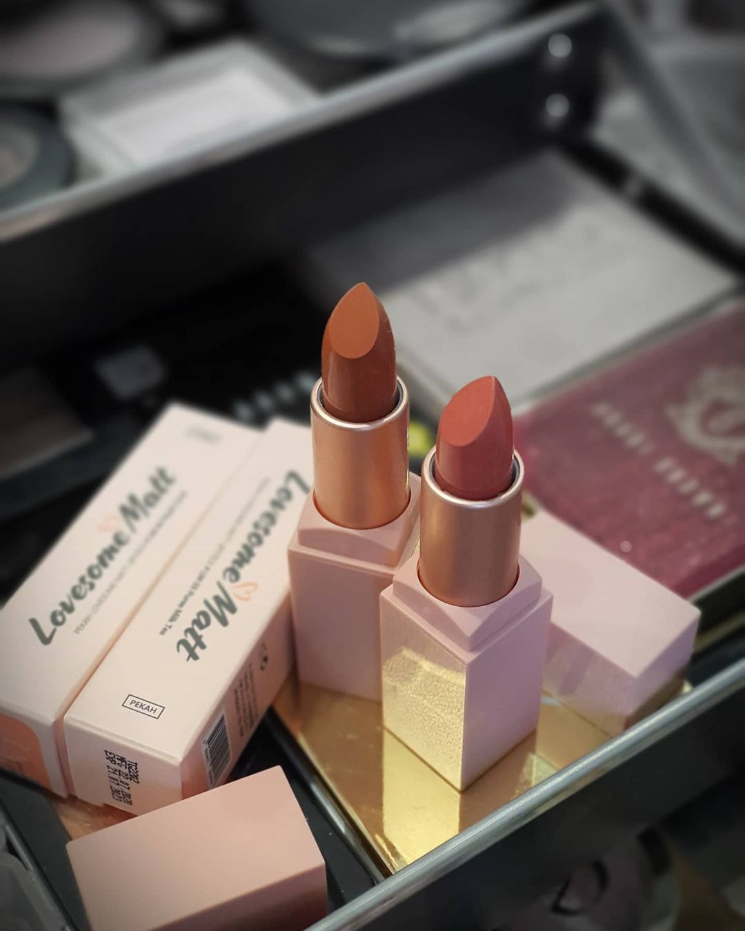 rua on Instagram: “오늘의 💄립스틱 추천~~^^ 오늘 #촬영장에서 처음 사용해본 립스틱~~ 요즘 마스크를 써서 잘 안묻어나는 립스틱을 주로 사용하고 있어요~^^ 오늘은 #매트립스틱 으로 화사함
