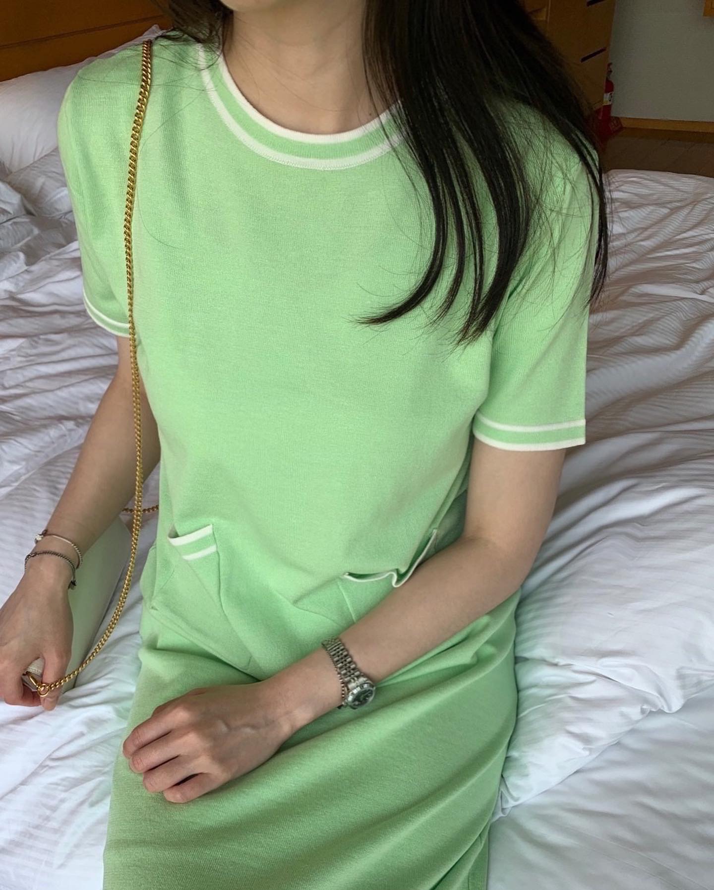 🏷 헤이즐 배색니트원피스2color #그레이스블리 

3주 전에 촬영했던 원피스인데 이제야 올리네욤🙊🤣 
곧 사이트에도 업뎃될 
컬러감이 너무 예쁘게 나온,
매끈하고 쾌적한 니트소재의 원피스예요♥️
바디가 들어갔을때 너무 타잇하거나 루즈하지 않고 
팔뚝살 커버해주는 슬림한 소매~ 
배색 포인트가 되면서 더 세련되 보여요:)
지금부터 가을까지 쭉~~ 오래오래 입으실 수 있답니다🥰

✔️스토어팜업데이트완료
✔️컬러 : 블랙, 민트 
✔️사이즈 : FREE 

프로필 링크에 예쁜 제품 많이 있으니 찾아주세요💕

#그레이스블리쇼핑몰 #gracevely #우아함을입는다