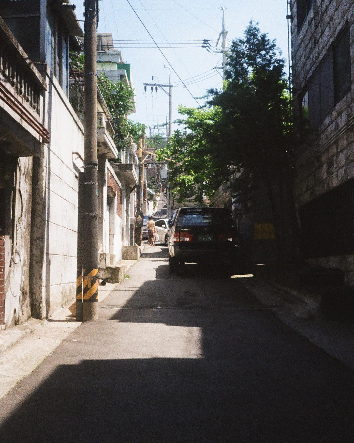 색감이 의외로 진득하게 나온 골목 사진입니다. Olympus Pen ee3- Kodak Colorplus 200