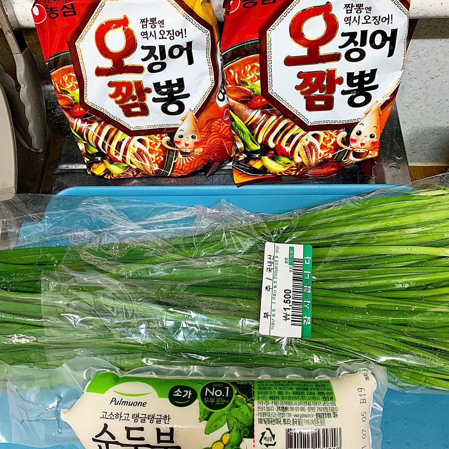 #광고 #농심오징어짬뽕 #오징어짬뽕순두부 
Day 104. / 오징어짬뽕 순두부 들어보셨나용?

❤트위터를 타고 핫해진 강릉 오징어짬뽕 순두부 레시피를 들고왔어요!! 일단 레시피 먼저 공유 드릴게요 ㅎㅎ

부추는 씻어3cm길이로 자른다 👉🏻 물(370ml)이 끓으면 면,분말스프,후레이크,다진 마늘,순두부를 넣고4분30초간 끓인다 👉🏻 부추를 고명으로 올린다.

요게 레시피구요! 저는 2인분을 했어요 ㅎㅎ 다 두배로만 하면 된답니당. 가격도 저렴하고 간단한 요리에요! 마늘 넣는게 실수로 갤러리 용량때문에 녹화가 안됐어요 ㅠㅠ 마늘넣는게 핵심이에요!!

🧡오징어짬뽕은 진짜 오랜만에 먹어봤는데 이 레시피를 누가 개발했는지는 몰라도 죽이더라구요..! 물도 원래보다 적게 들어가는데 진짜 짬뽕느낌?? 별로 짜지도 않았어요. 

#먹방 #옴뇸뇸 #오징어짬뽕 #오징어짬뽕순두부 #오짬순 #해장라면 #라면레시피 #트위터레시피 #라면 #라면레시피 #유명한 #부추 #순두부 #먹스타그램 #먹방스타그램 #맛집 #맛스타그램 #음식 #음식스타그램 #사진 #ramen