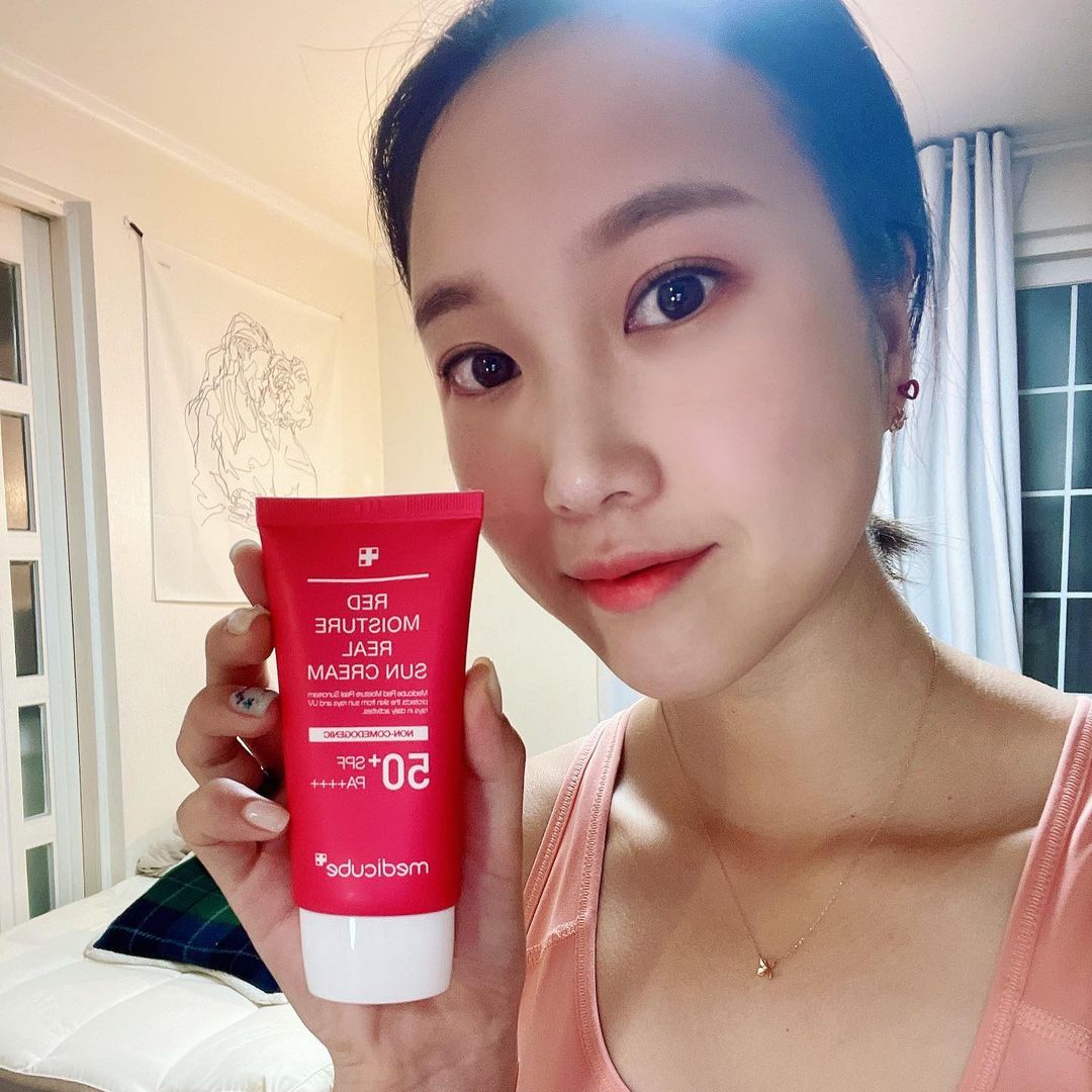 🤍박영선🤍 on Instagram: “⬇️(협찬제품)⬇️ 육상선수인 나에겐 필수템인 선크림 👉메디큐브 레드 모이스처 리얼선크림 👈 우선 운동선수이다보니 선크림이 정말 필수템