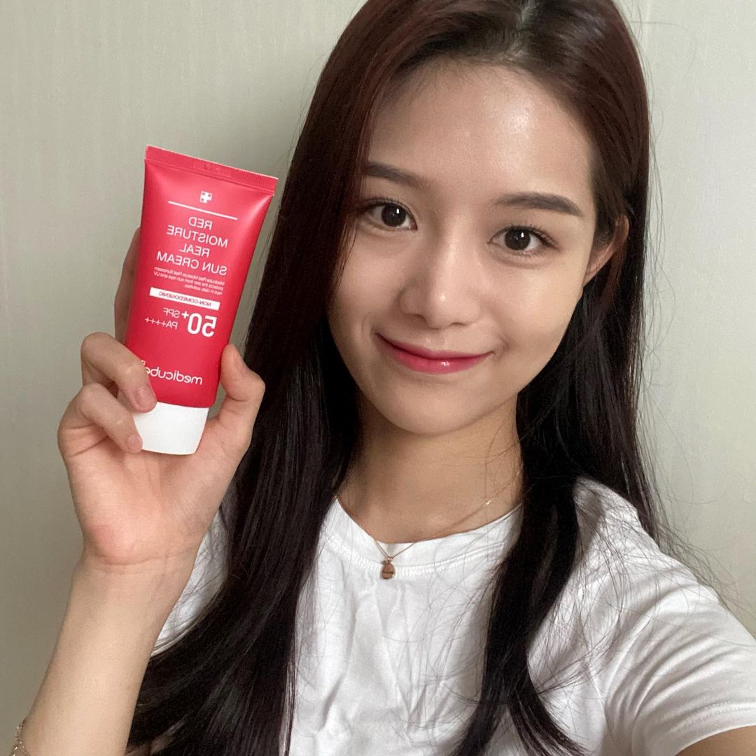 🌹꽃길 혜영🌹 on Instagram: “#협찬 메디큐브 레드 모이스처 리얼 선크림☀️ 요즘 같이 햇빛이 뜨거운 날 꼭 발라야하는 필수템 선크림 끈적임 없이 수분 가득해서 수분 크림 바르는 느낌