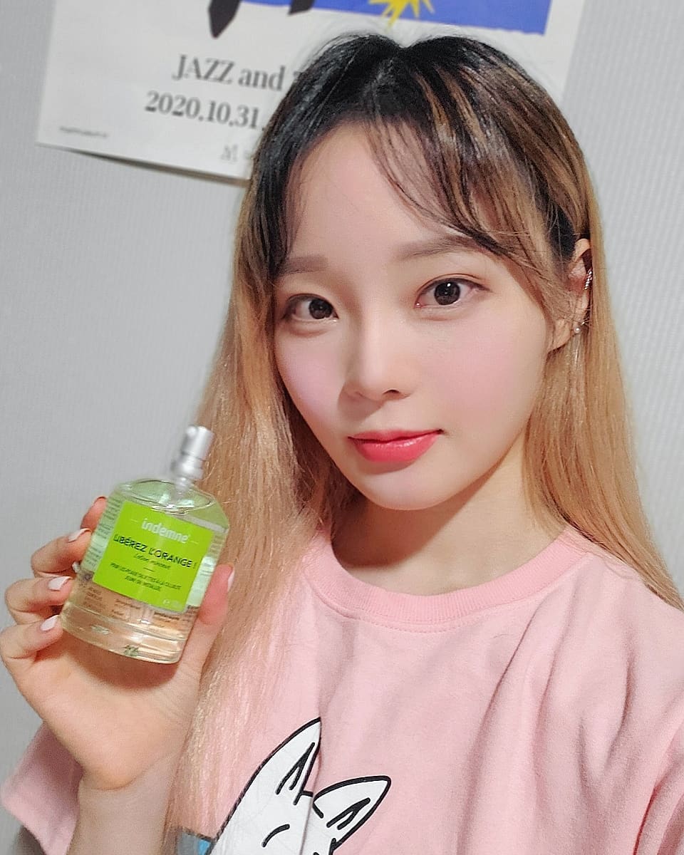 안이 Ahny on Instagram: “엥뎀 바디오일 인데용! 안 끈적이고 흡수력이 충만한 보습감! 식물의 에센셜 오일 효능을 이용해 피부에 친화적이에요! 건조하거나 탄력유지가 힘든 피부, 밉살이 고