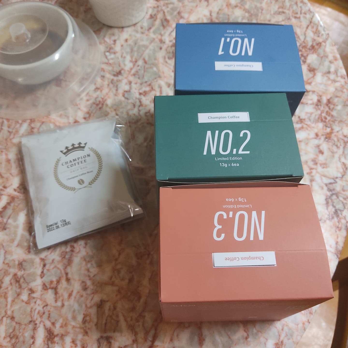 #협찬 champion_coffee_kor #챔피언커피 #드립백커피
향과 맛이 다양해서 종종 먹는 챔피엄커피에요.
카페에서 먹는 맛을 집에서도 먹을 수 있어 좋네요.
과일향 나는게 제일 좋은 것 같아요.
#커피대회챔피언 #신선한드립백 #질소충전드립백 #13g #대회우승자커피 #신선도최고 #신상품나왔을땐 #08L
