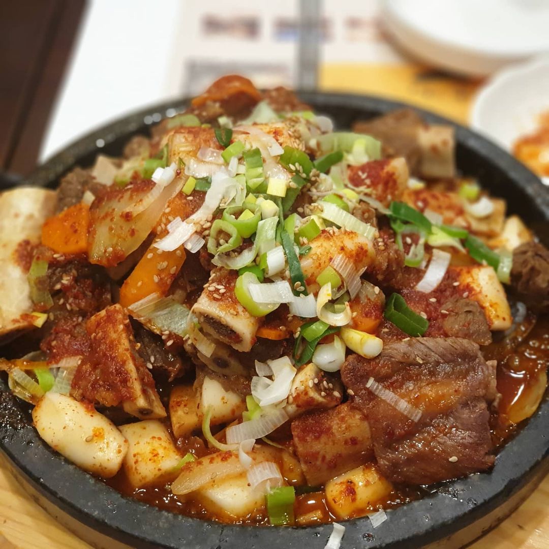@sebins_foodgram’s Instagram profile post: “🔥매운갈비찜🍖 과 매운탕🔥 매운갈비찜 먹었어요❗(12월초쯤) 흐흐 사진 잘 찍지 않았나요 완전 만족>< 같이 있는 떡도 쫄깃하고 갈비도 야들야들하