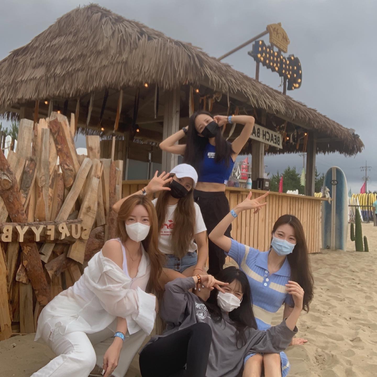 다사다난 첫여행🏄‍♀️
우리 자주 같이 잤는데 이렇게 다섯명 여행은 첨이야 왜?
하늘은 최고 구렸지만 넘 잼꼬 행복해따
#체력쓰레기모임 #내가제일늦게잠 #내가제일쌩쌩했다 #양양 #서피비치 #서핑 #양양에살다 #바베큐 #그거아니 #나너네너무좋아 #따랑햅🙈