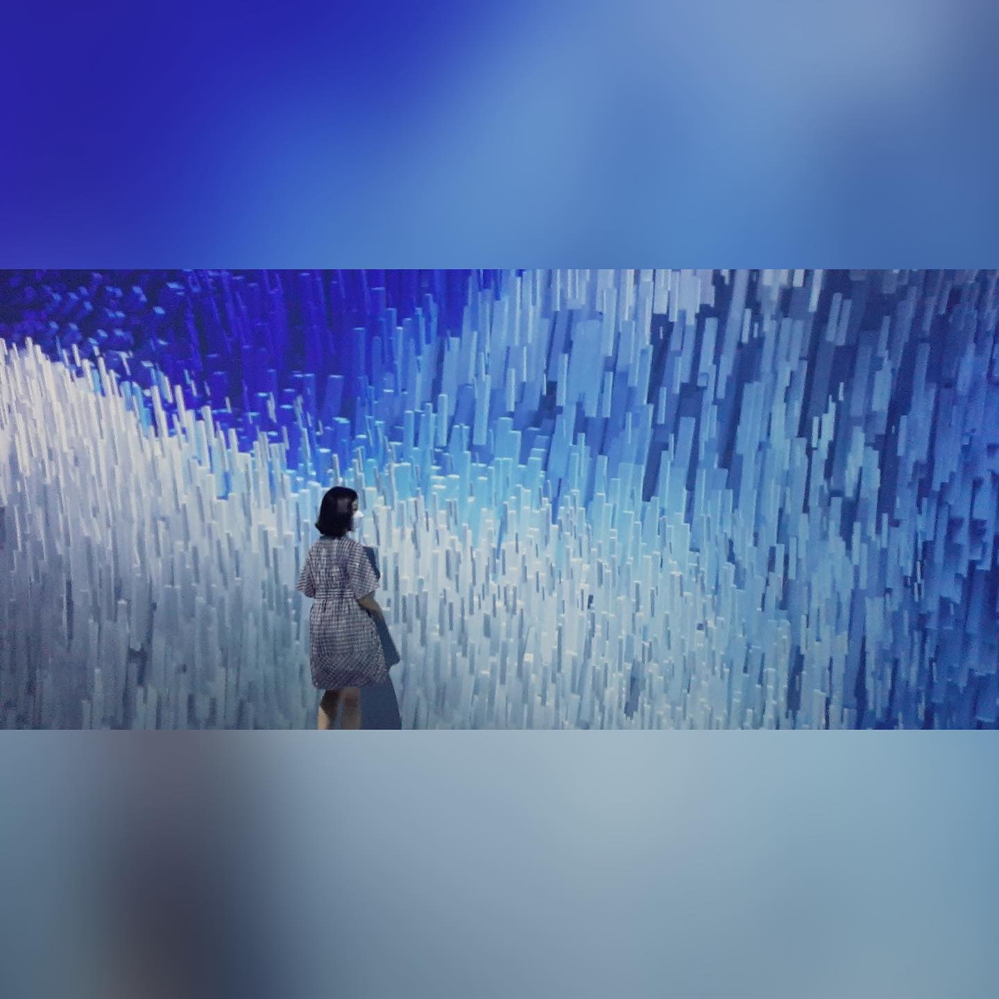 BLUE ROOM💙
미디어 아트 전시를 느낄수 있었던 시간.
빠져들며 봤다. 
.
.
#나조코민데
#머리는자갈치구